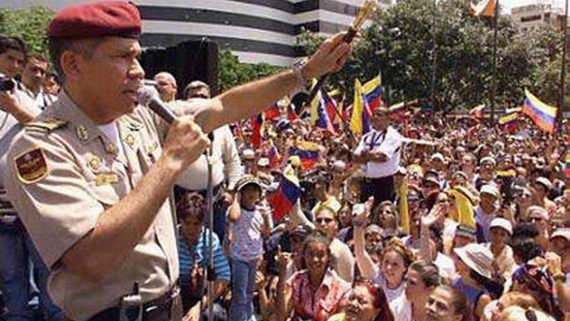 El general (GN) Edgar Bolívar Ramírez en una de sus partipaciones frente a la multitud en la plaza