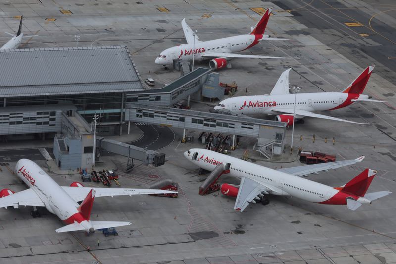 Foto de archivo. Aviones de la aerolínea Avianca se ven estacionados en el aeropuerto El Dorado de Bogotá. REUTERS/Luisa González