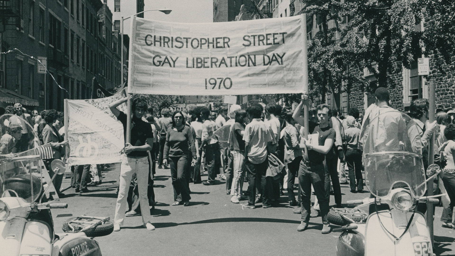 “Después de Stonewall, los homosexuales se volvieron mucho más visibles no sólo para el mundo exterior, sino para ellos mismos. En Stonewall se formó una comunidad y una ideología. Antes no había orgullo; sólo miedo gay, soledad gay y desconfianza gay y odio a uno mismo gay”, escribió Edmund White (AP)