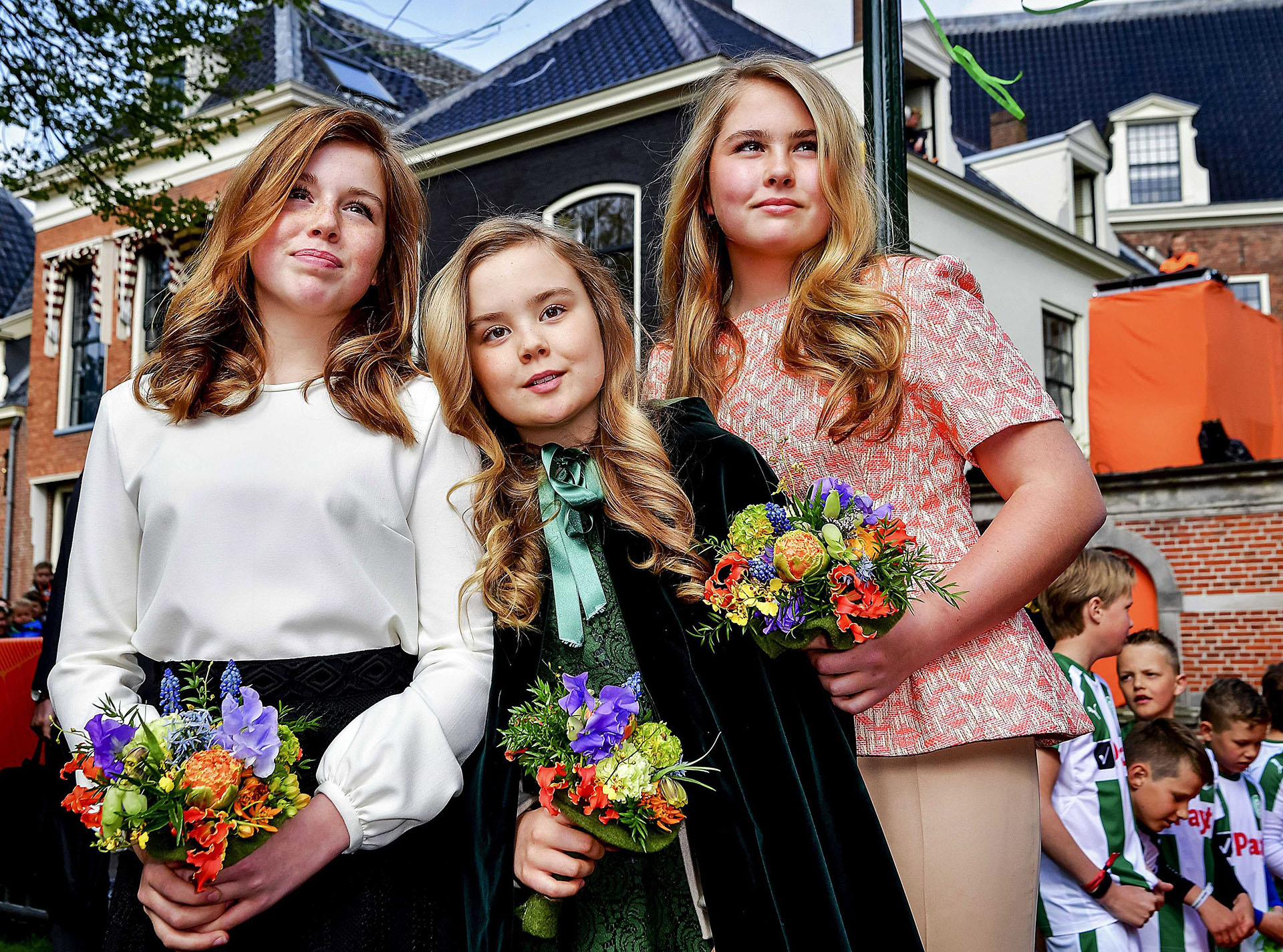Las tres hijas de los reyes Guillermo Alejandro y Máxima, las princesas Amalia, Alexia y Ariane, posan durante uno de los actos conmemorativos por el 51 cumpleaños del rey Guillermo Alejandro de los Países Bajos, en Groningen (EFE)