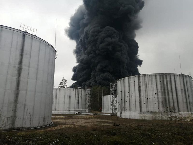 Un depósito de petróleo atacado por las fuerzas rusas en la ciduad ucraniana de Chernihiv (REUTERS)