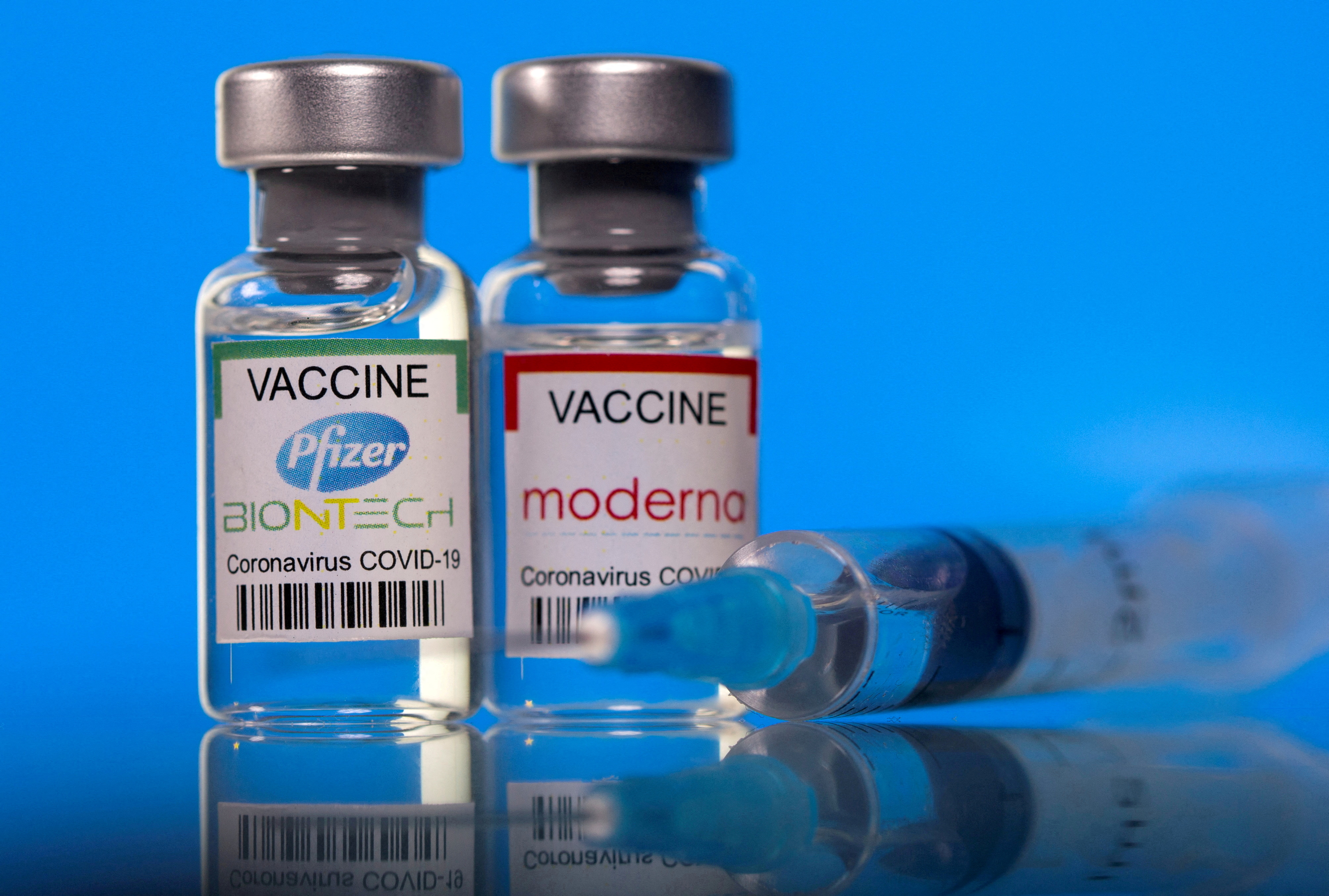 Ilustración de archivo de frascos con las etiquetas de la vacuna contra el COVID-19 de Pfizer-BioNTech y Moderna (REUTERS/Dado Ruvic)