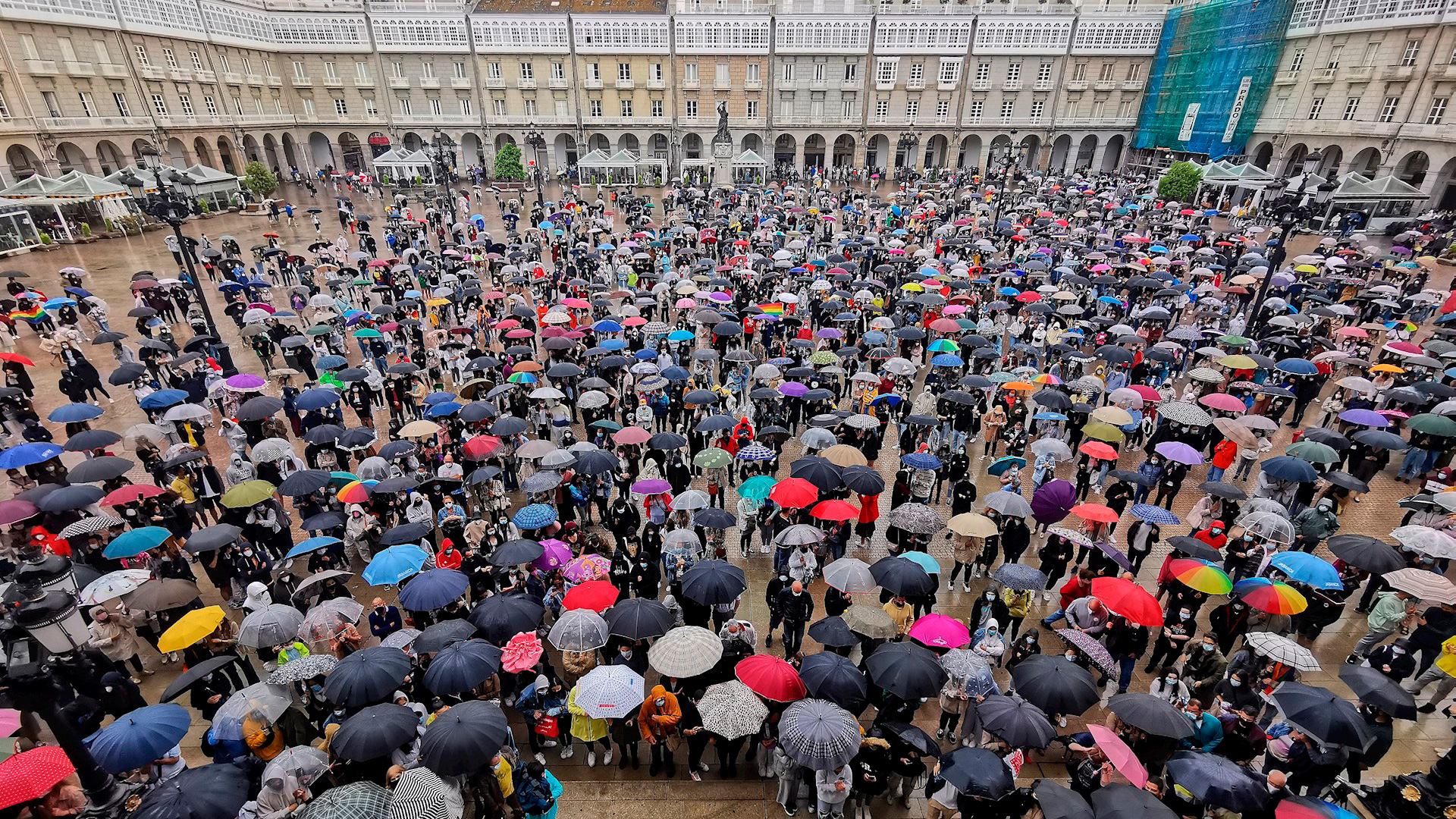 Bajo la lluvia, cientos de personas pidieron justicia para Samuel en la plaza María Pita, del ayuntamiento, en A Coruña (Foto: EFE)