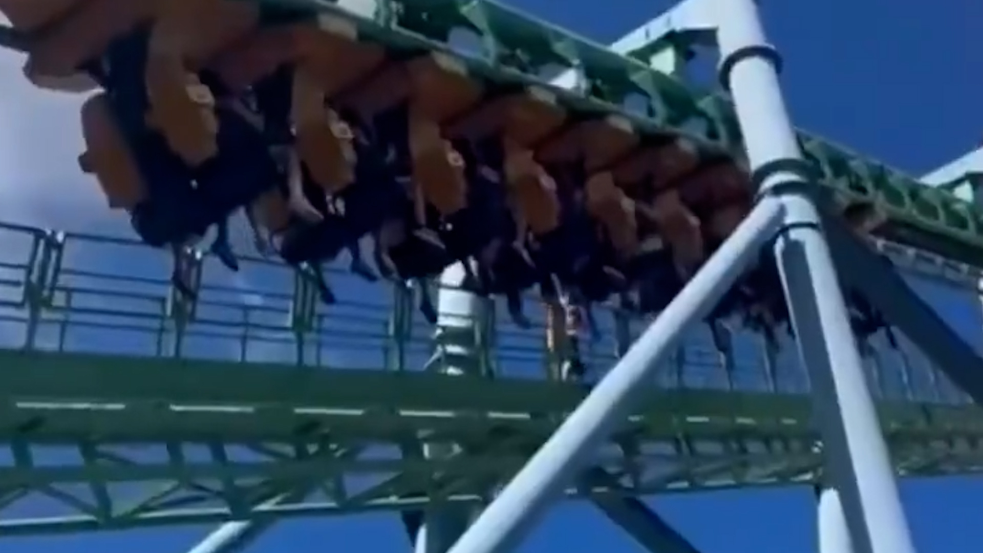 Susto en el Parque de La Costa: fall&oacute; una monta&ntilde;a rusa y las personas quedaron colgadas durante 20 minutos