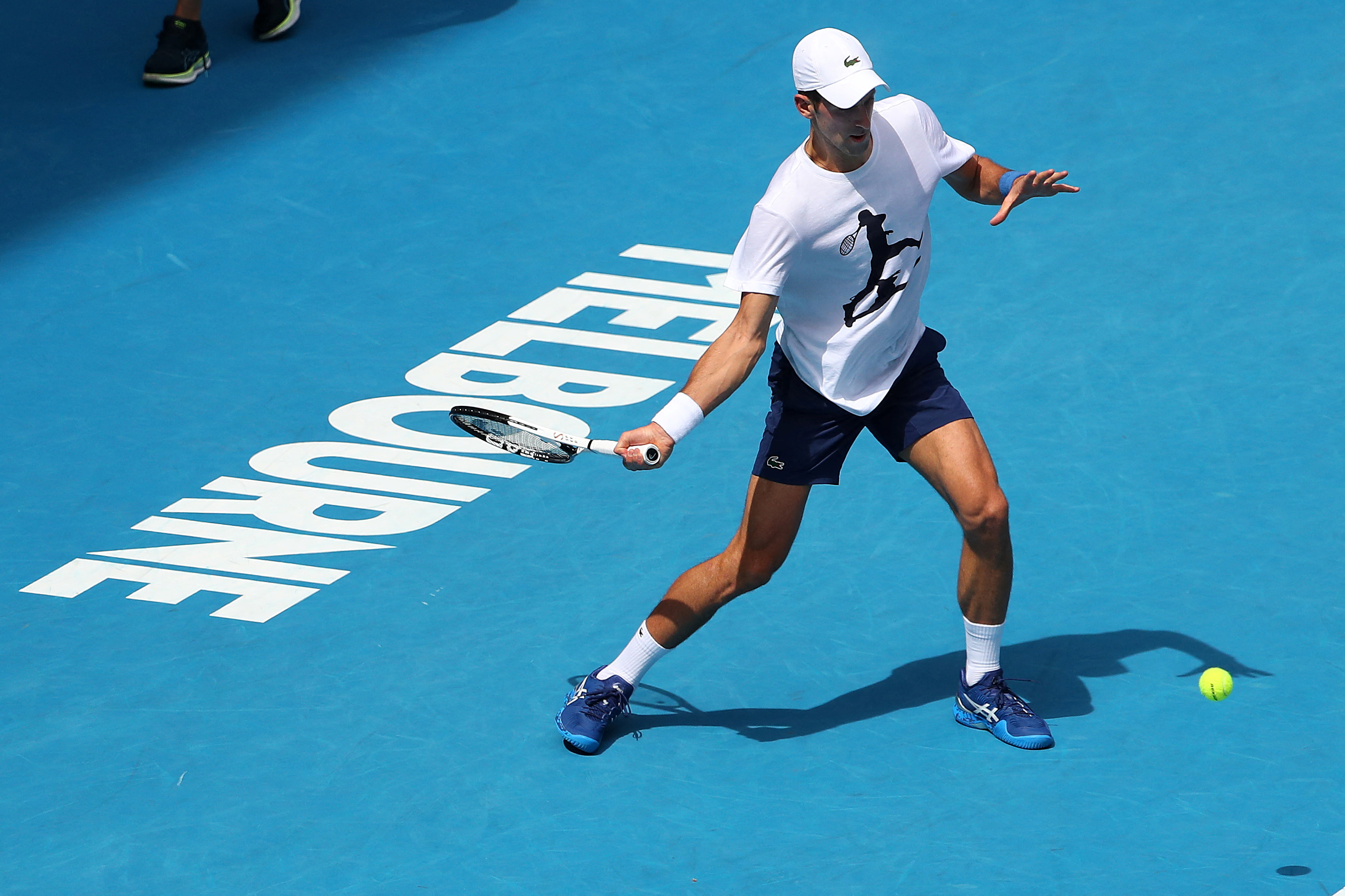 Nole entrenó a puertas cerradas, pero el gobierno australiano evalúa la deportación (Foto: Reuters)