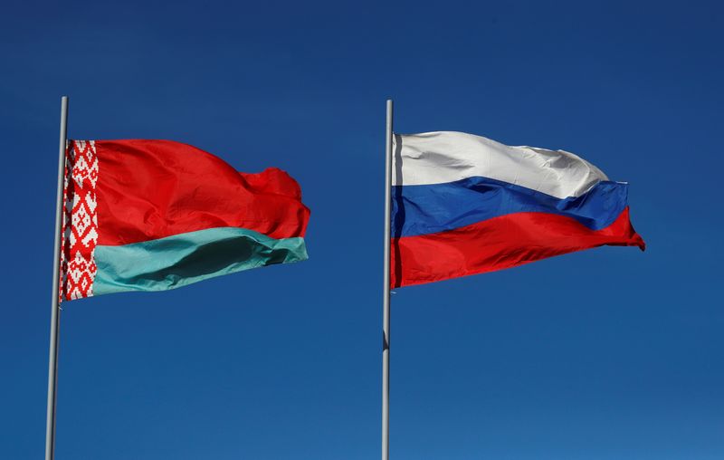 FOTO DE ARCHIVO. Imagen referencial de las banderas de Bielorrusia y Rusia en el lugar de construcción de la primera central nuclear bielorrusa, cerca de la ciudad de Ostrovets  (REUTERS/Vasily Fedosenko)