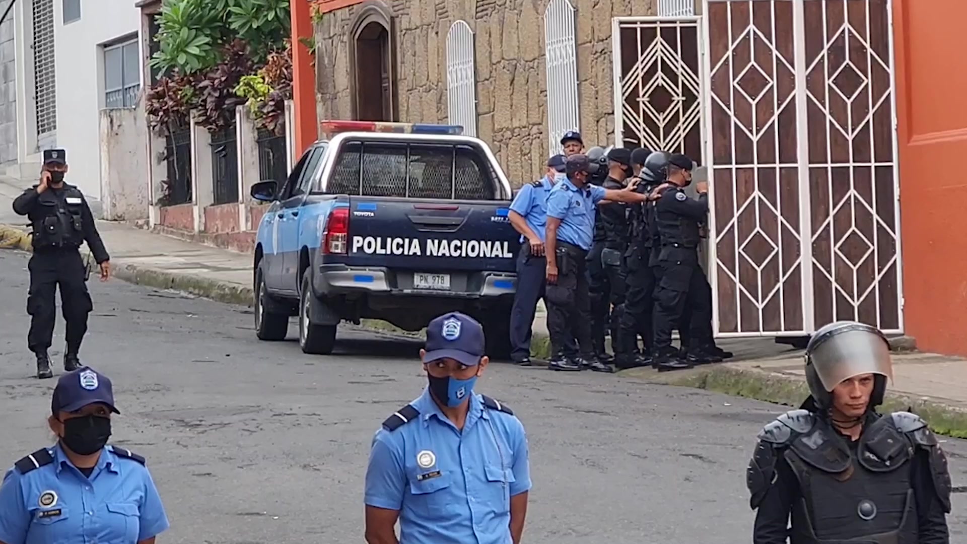 Agentes antidisturbios de Nicaragua impidieron al obispo Rolando Álvarez salir de la casa cural a presidir una misa