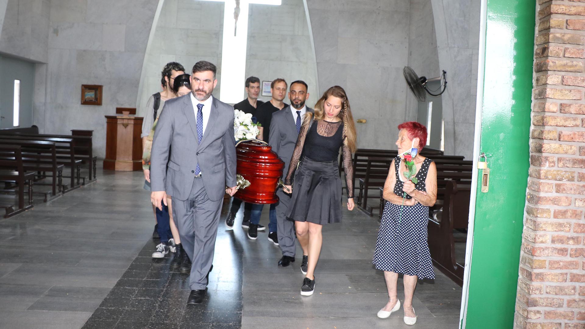 Último Adiós a Pinky. Tras el velatorio en la Legislatura de la Ciudad de Buenos Aires, los restos de la célebre estrella de la televisión argentina, que murió a los 87 años el 8 de diciembre, fueron acompañados por un mínimo de familiares y allegados en el cementerio de la Chacarita. Fue la solitaria despedida de la mujer que abrió la pantalla al color, a la que apodaron, con justicia, la "Sra. Televisión" (RS Fotos)