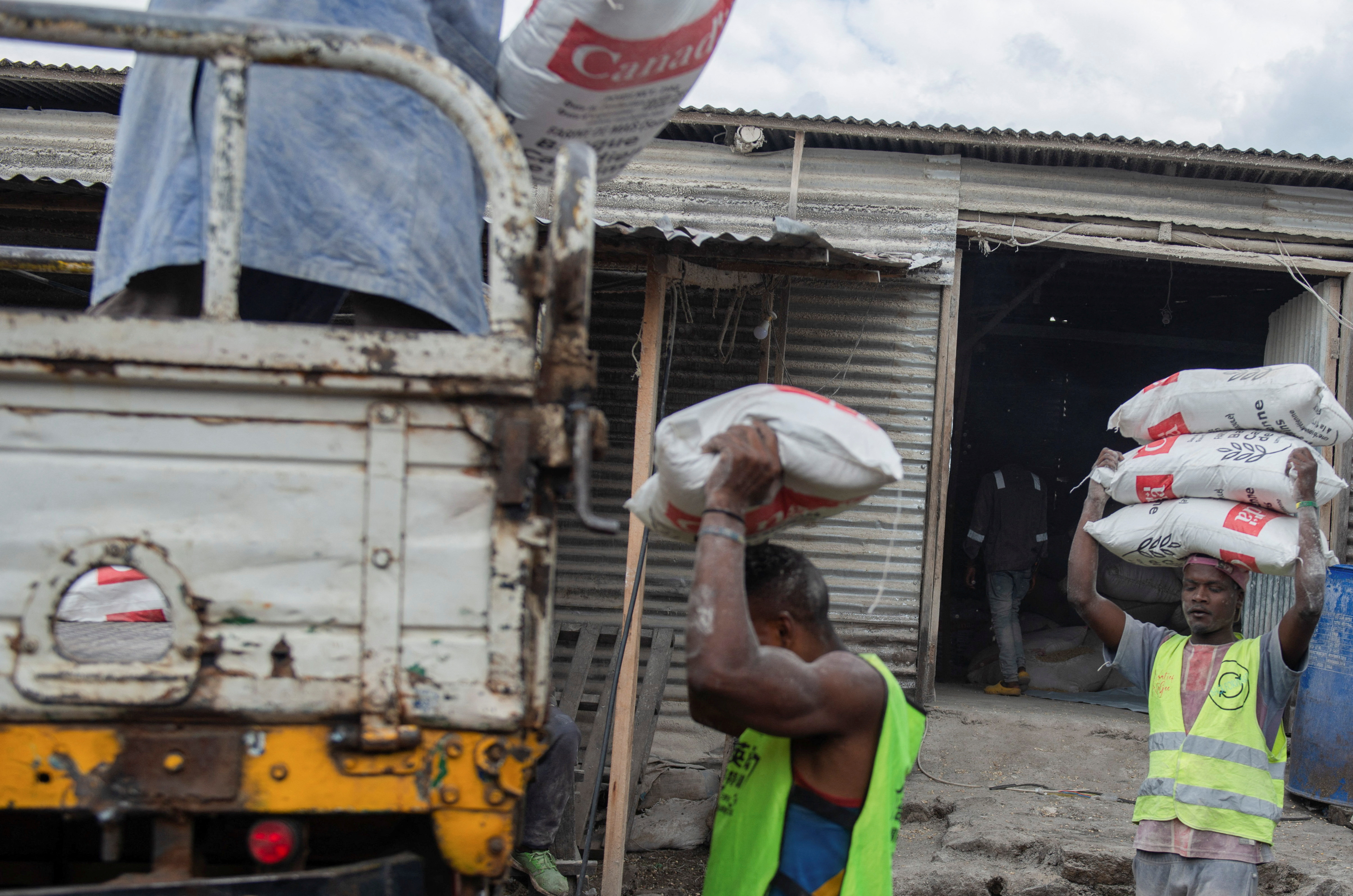 Maíz escondido en ataúdes: la estrategia con la que contrabandistas se aprovechan de la escasez en el Congo