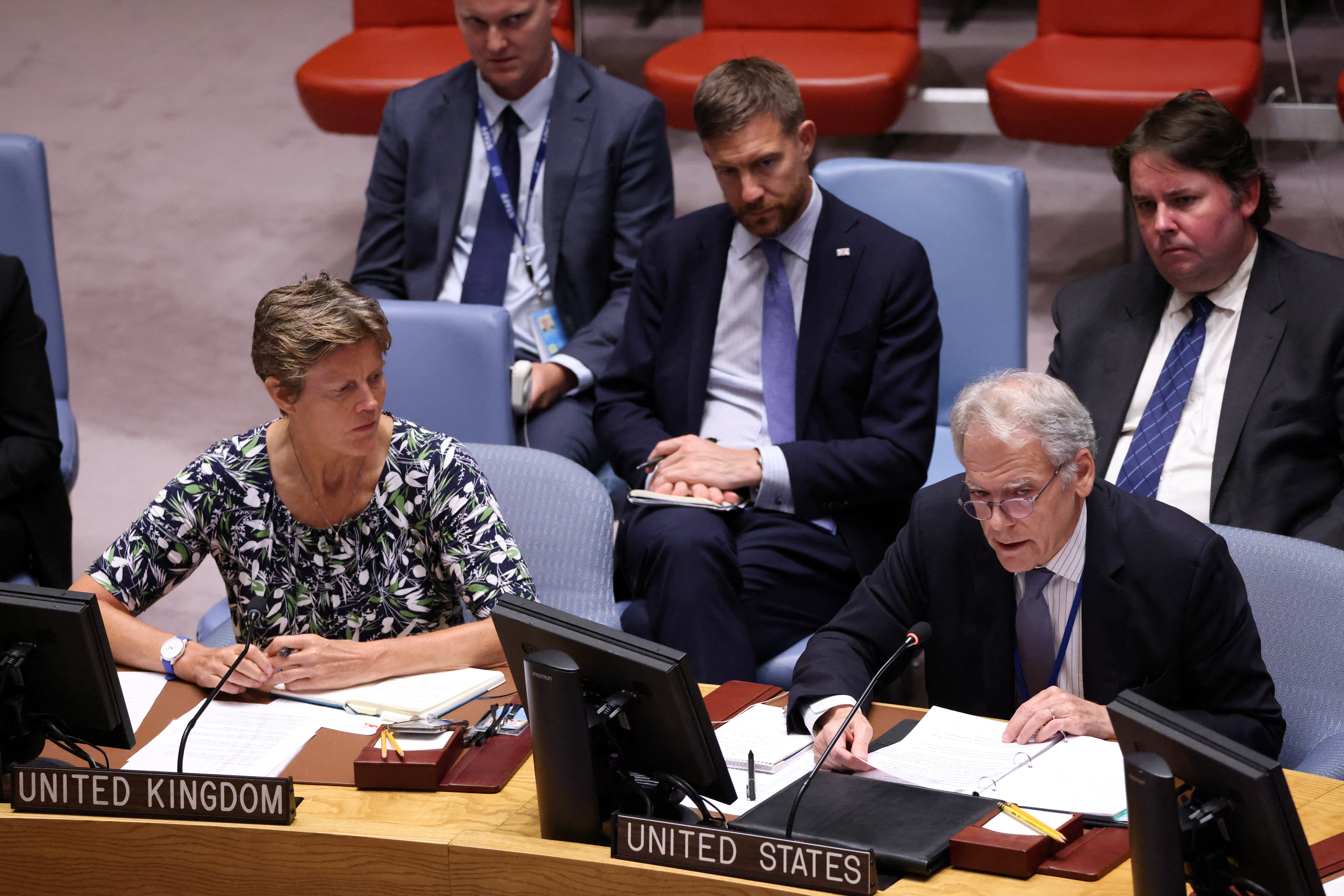 La embajadora del Reino Unido ante las Naciones Unidas, Barbara Woodward, junto al embajador de Estados Unidos, Jeffrey DeLaurentis (REUTERS/Andrew Kelly)