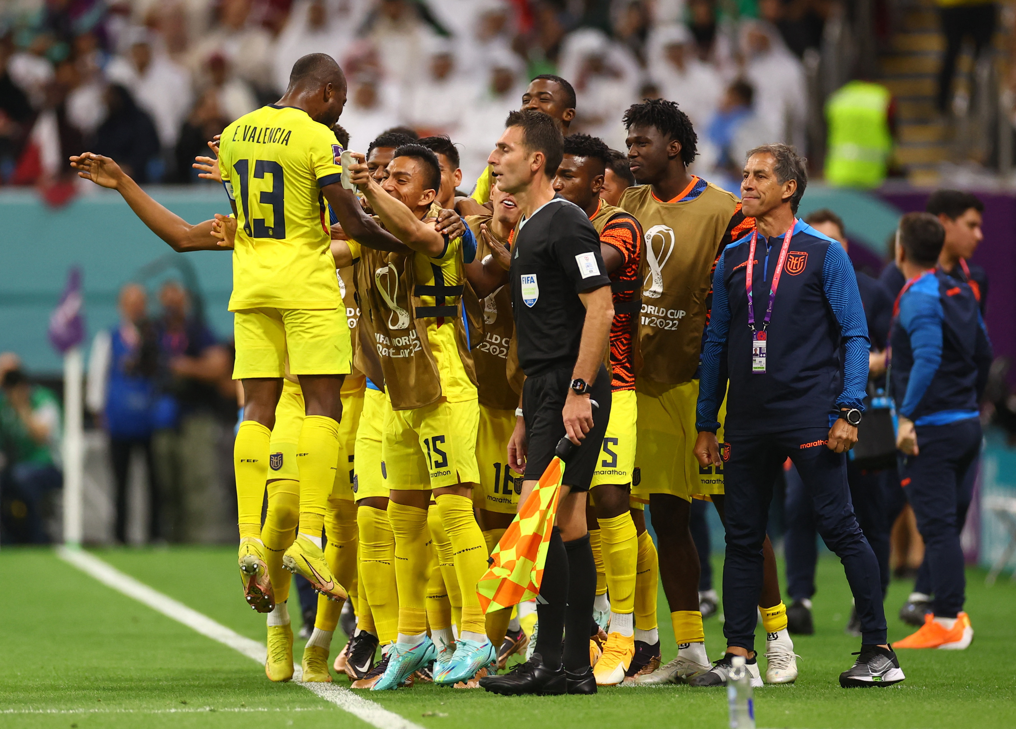  Enner Valencia festejó sus goles con los suplentes. Foto: REUTERS/Kai Pfaffenbach