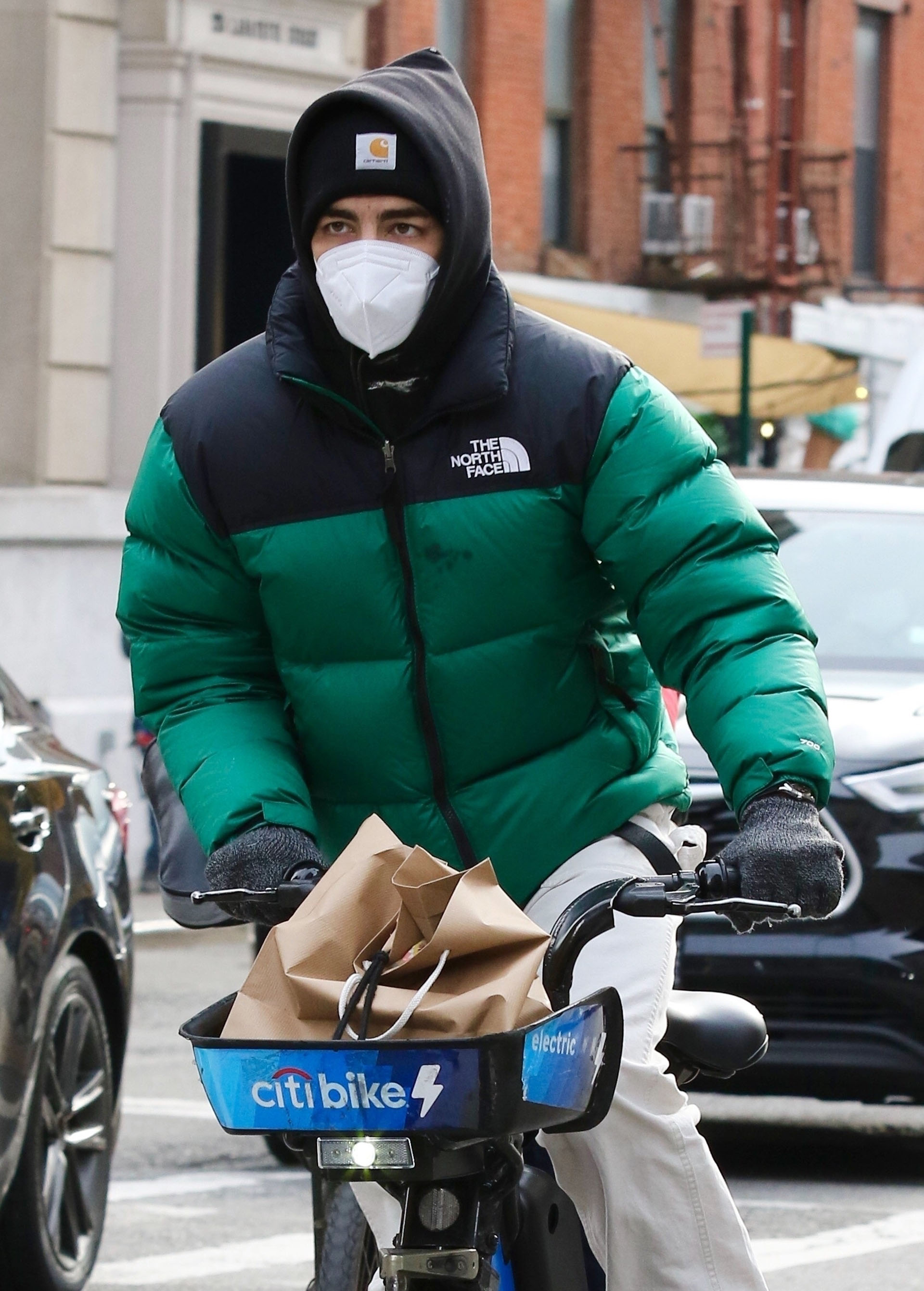 Alejado de sus hermanos y pese al frío, Joe Jonas estuvo pedaleando por las calles de Nueva York