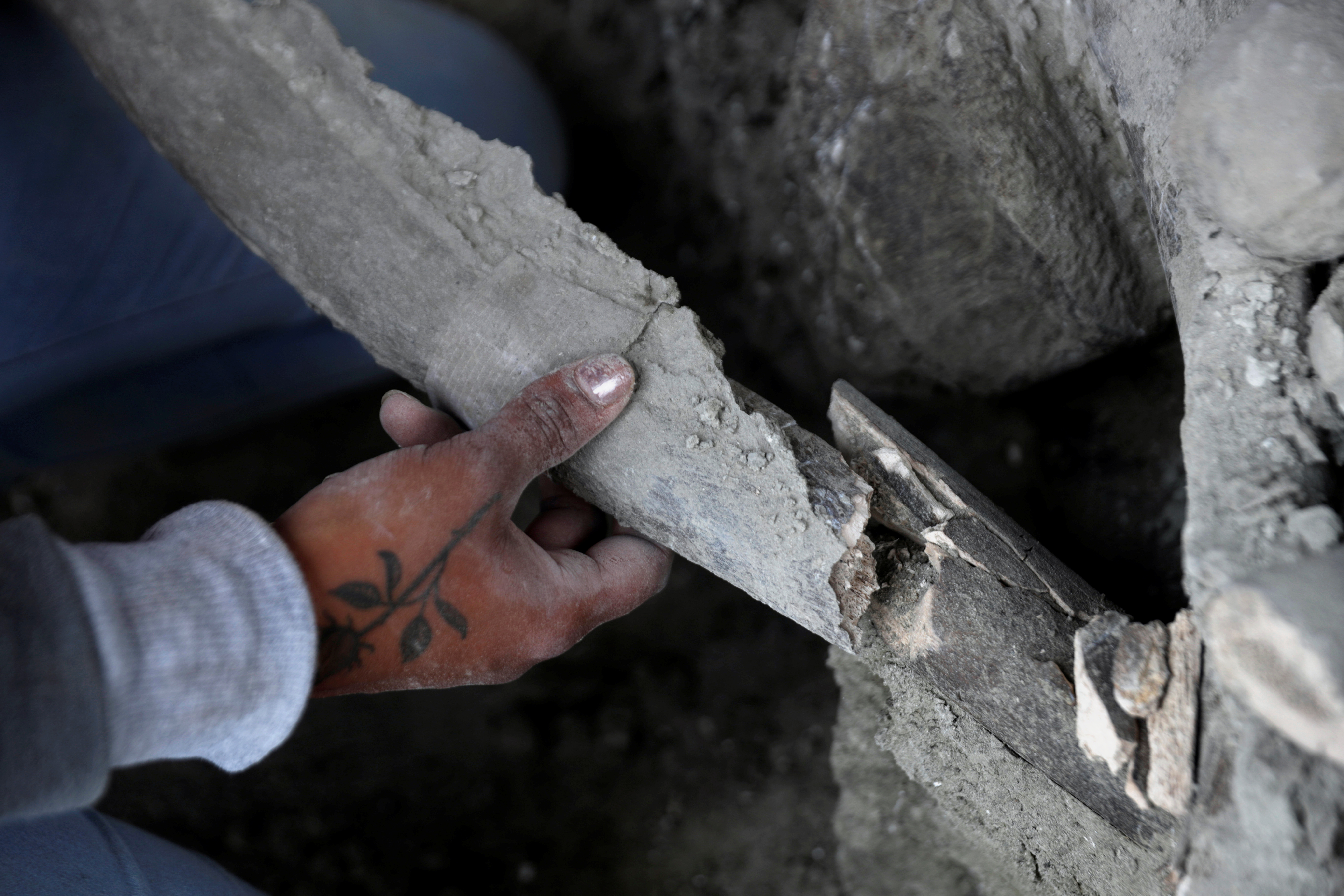 Un trabajador del Instituto Nacional de Antropología e Historia (INAH) de México trabaja en un sitio donde se han identificado más de 100 esqueletos de mamut, junto con una mezcla de otros mamíferos de la edad de hielo, en un área donde actualmente se está construyendo un nuevo aeropuerto internacional. en Zumpango, cerca de la Ciudad de México, México 8 de septiembre de 2020. Fotografía tomada el 8 de septiembre de 2020.
