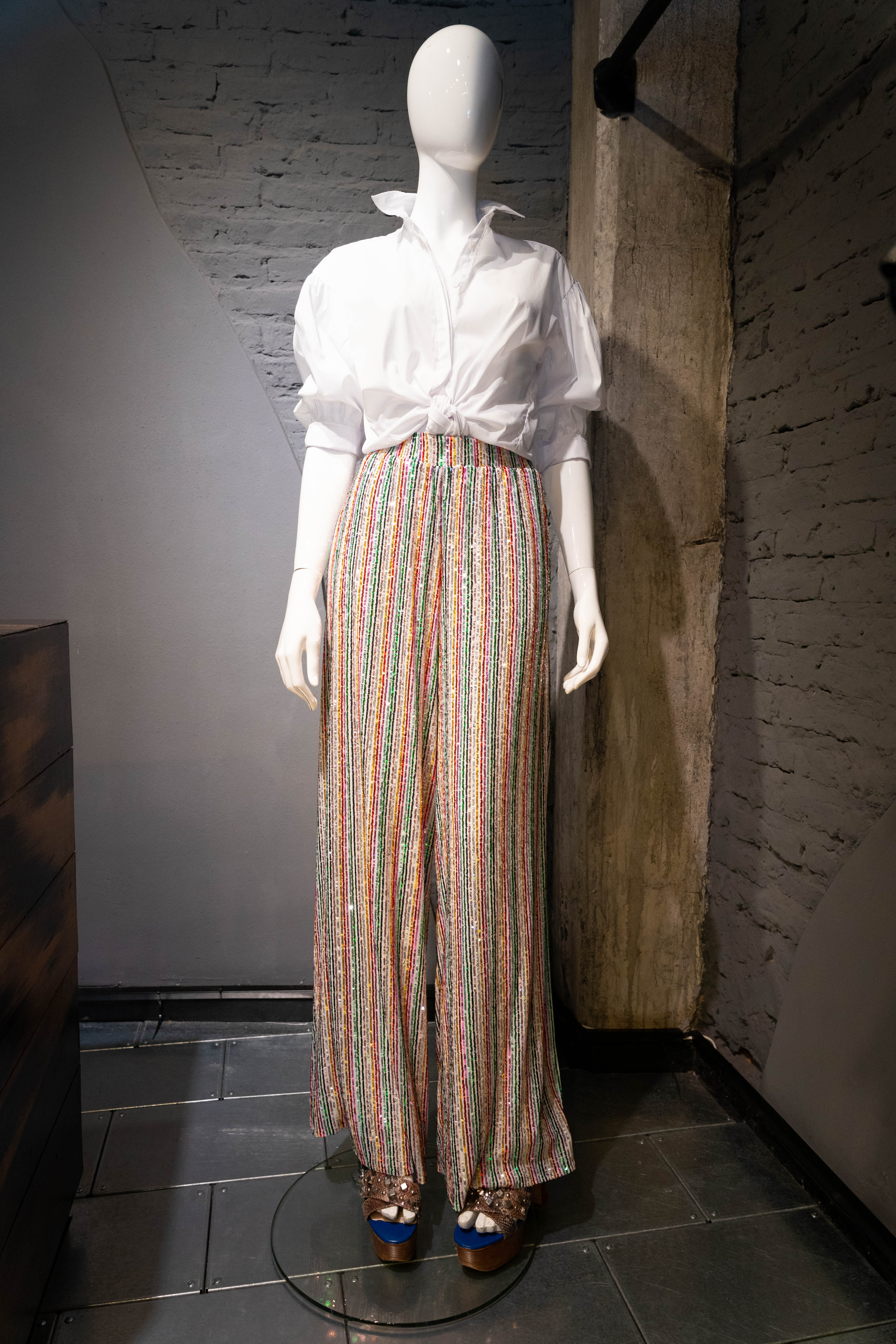 Camisa de algodón y pantalón de paillettes, la propuesta cómoda y elegante de Benito Fernández (Foto: Franco Fafasuli)