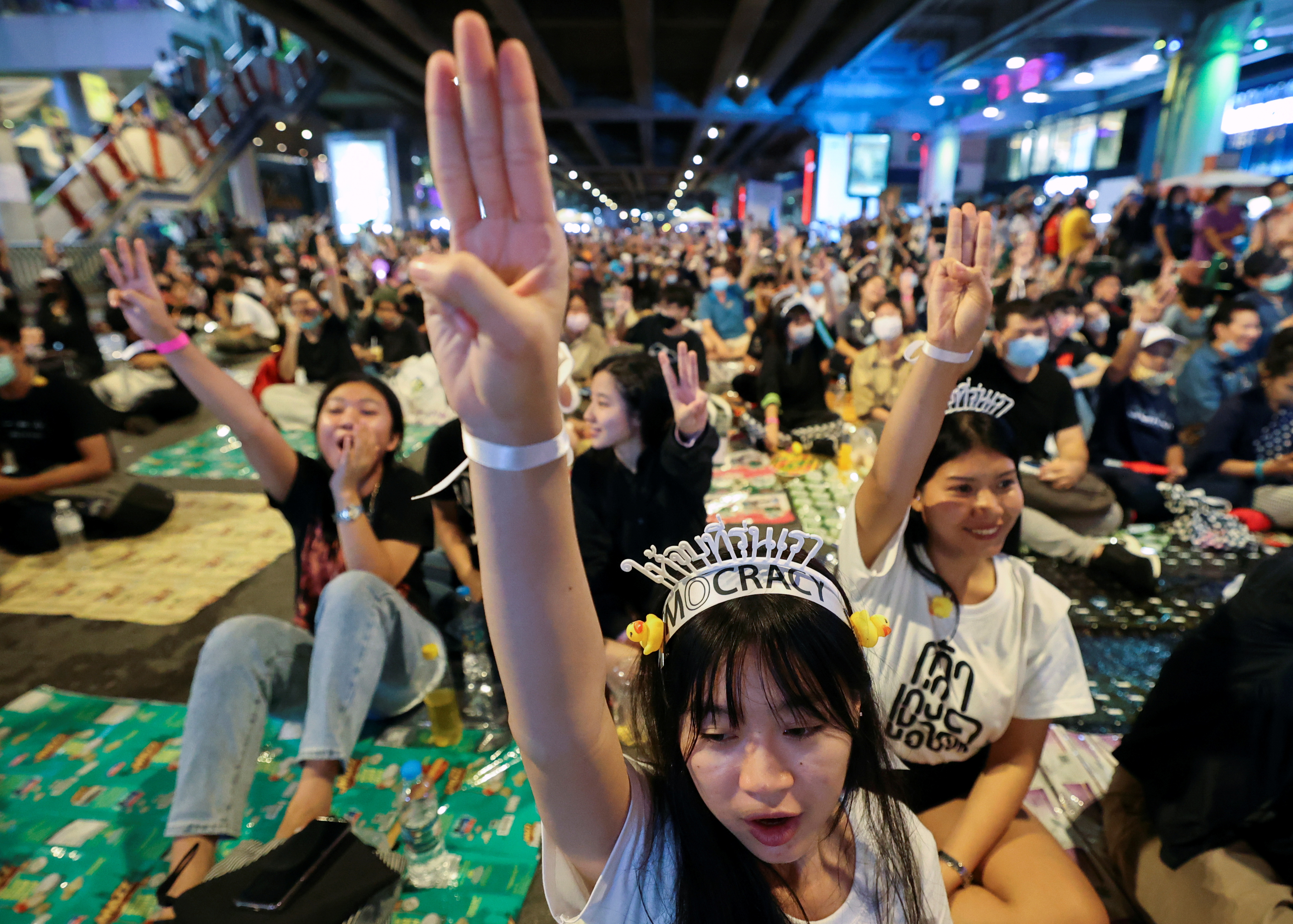 Los manifestantes a favor de la democracia muestran el saludo de tres dedos durante una manifestación a favor de la democracia que exige la renuncia del primer ministro de Tailandia, Prayut Chan-o-cha, y reformas a la monarquía en Bangkok, Tailandia, el 21 de noviembre de 2020. (REUTERS / Chalinee Thirasupa)