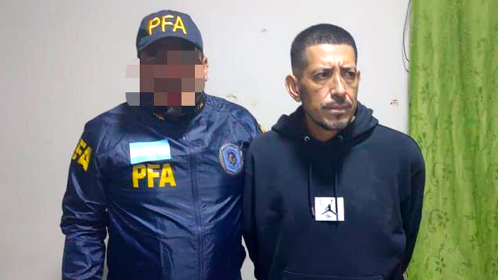 "Dumbo" y uno de los efectivos de la PFA que viajó a Perú para su detención.