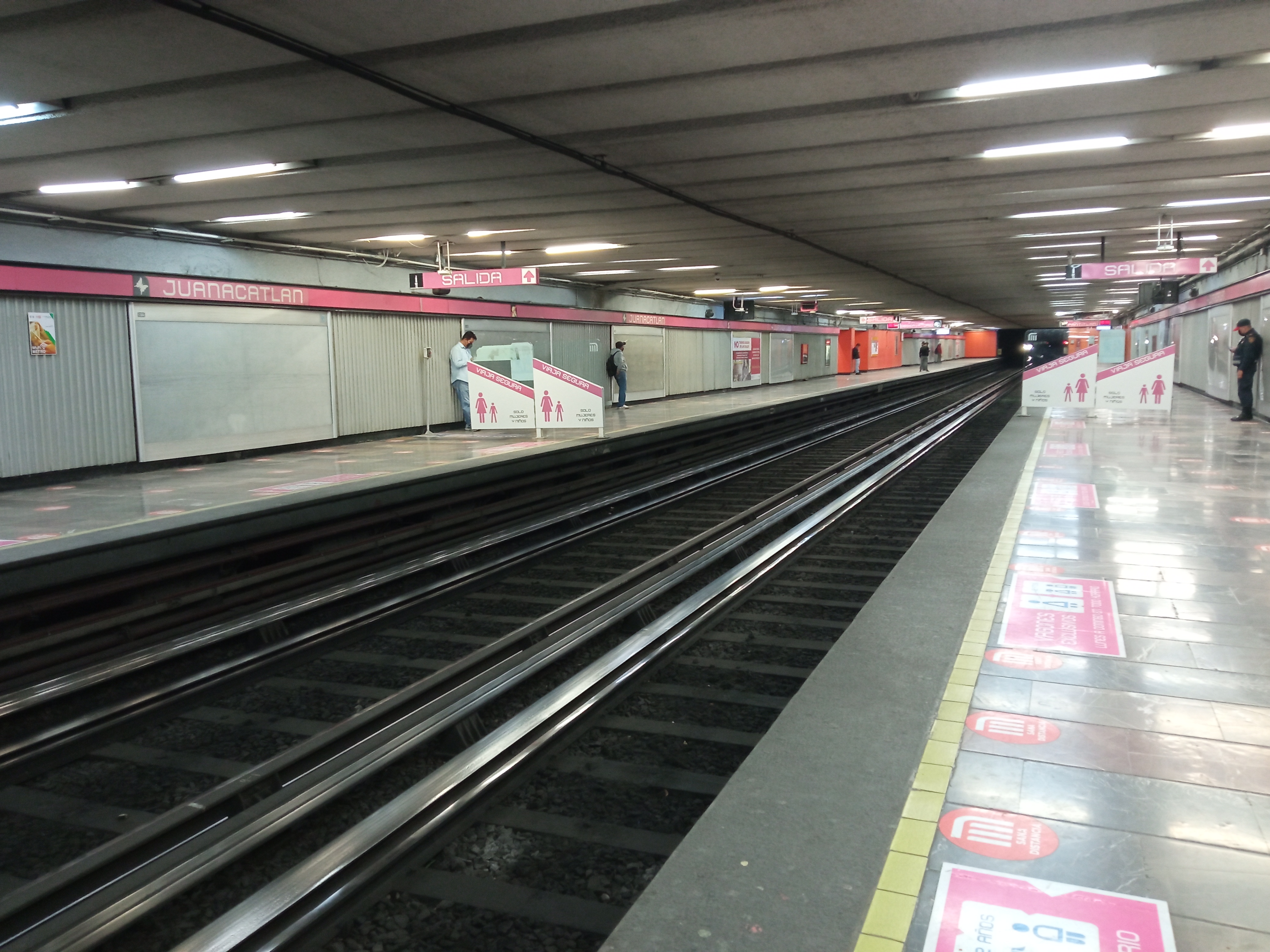 Aspecto de la estación Juanacatlan del Sistema de Transporte Colectivo Metro (Karina Hernández / Infobae)