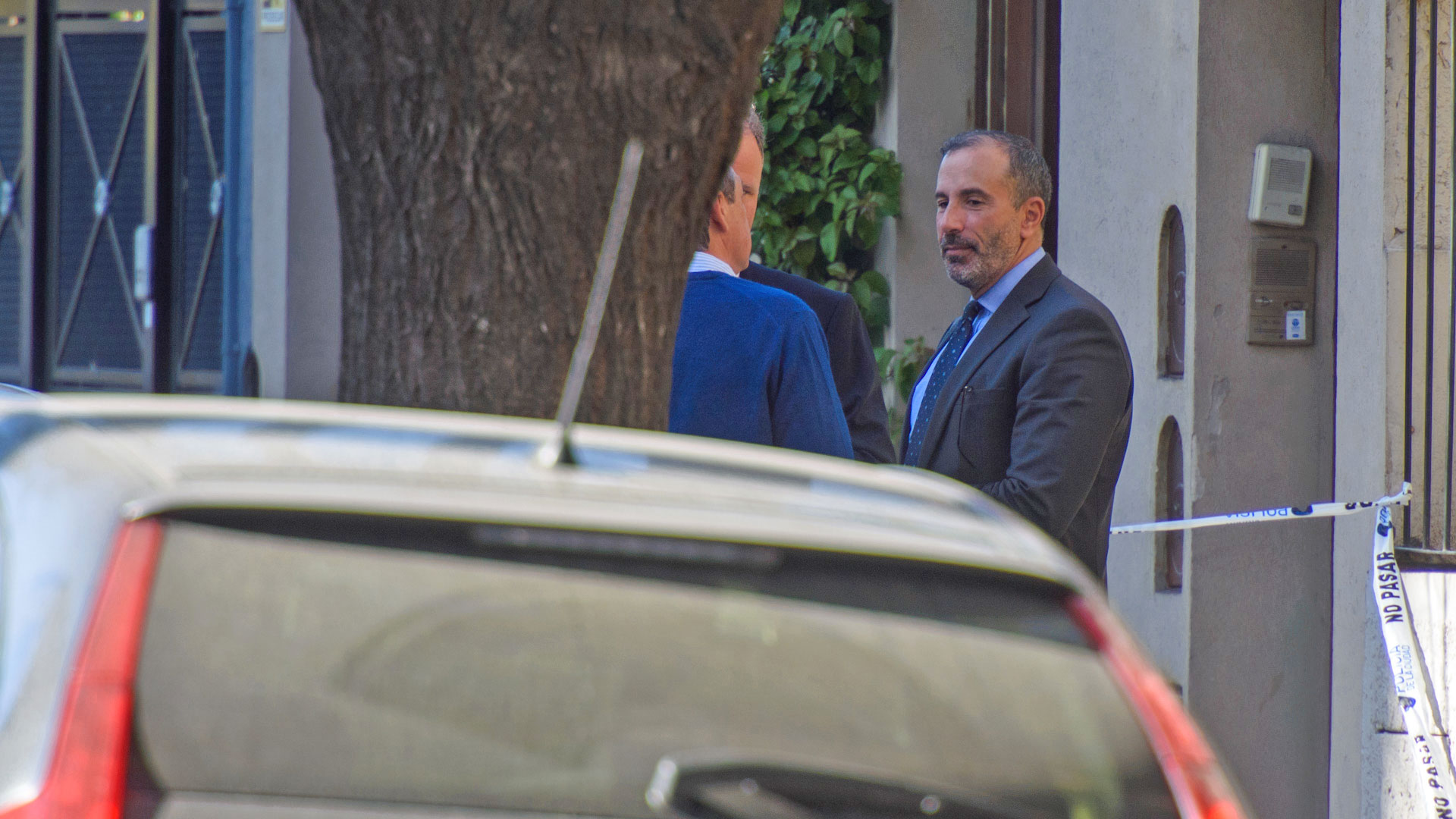 El juez Gorini en medio del operativo frente a su casa (Adrián Escándar)