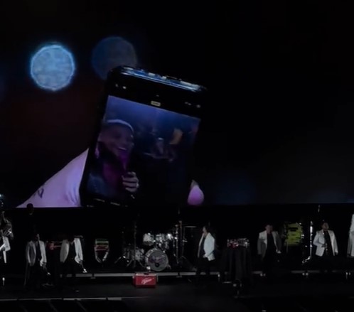 The singer caused the audience to scream when he recommended them to enjoy their life (Screenshot/TikTok)