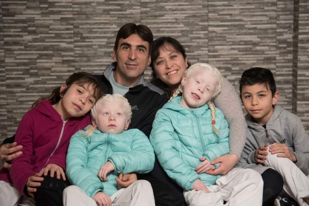 La familia Generoso completa. Cuando nacieron las mellizas, ya tenían dos chicos, Naira y Agustín