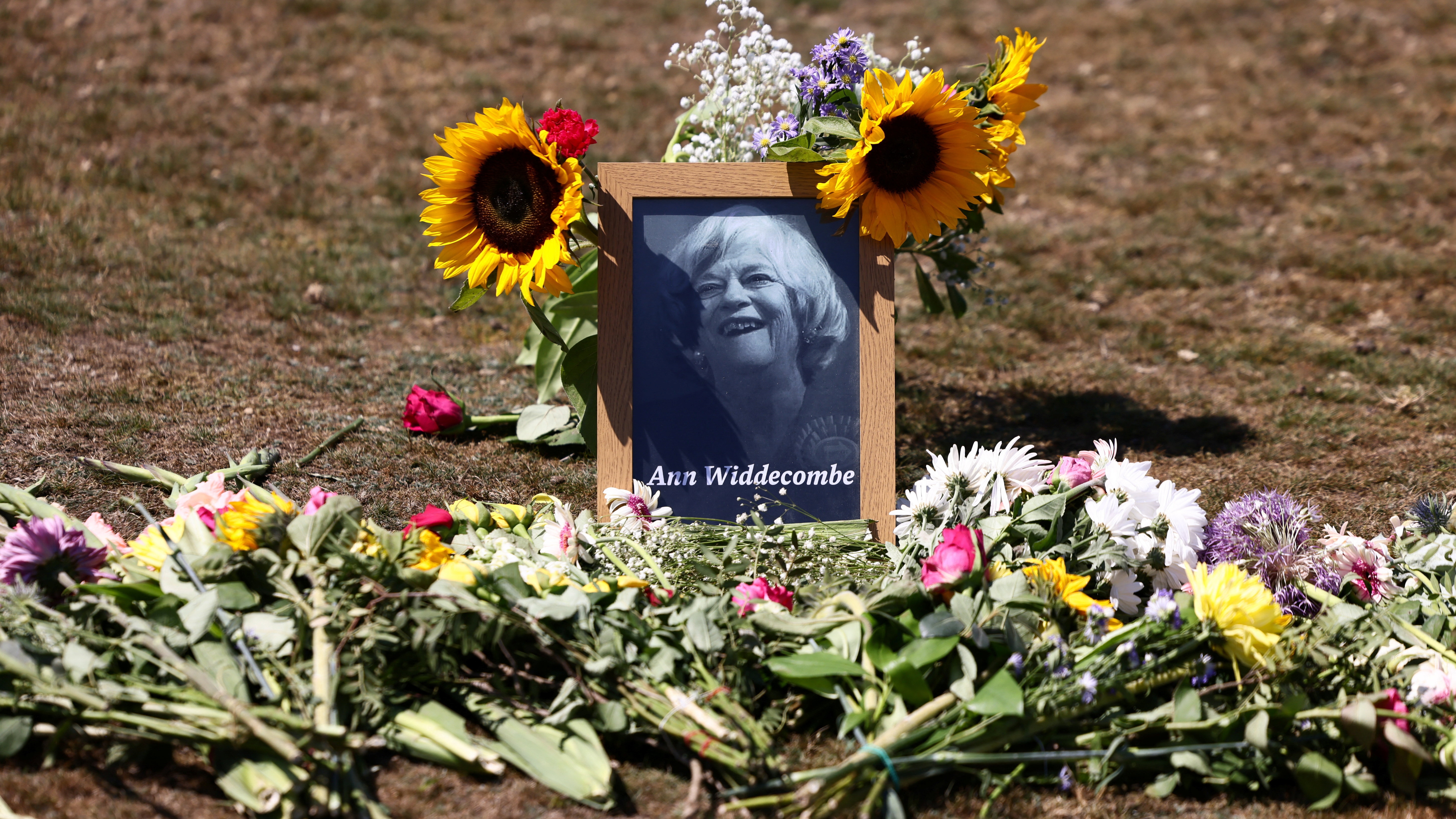 La exparlamentaria brit&aacute;nica Ann Widdecombe fue atacada 21 veces con un martillo, revel&oacute; la fiscal&iacute;a