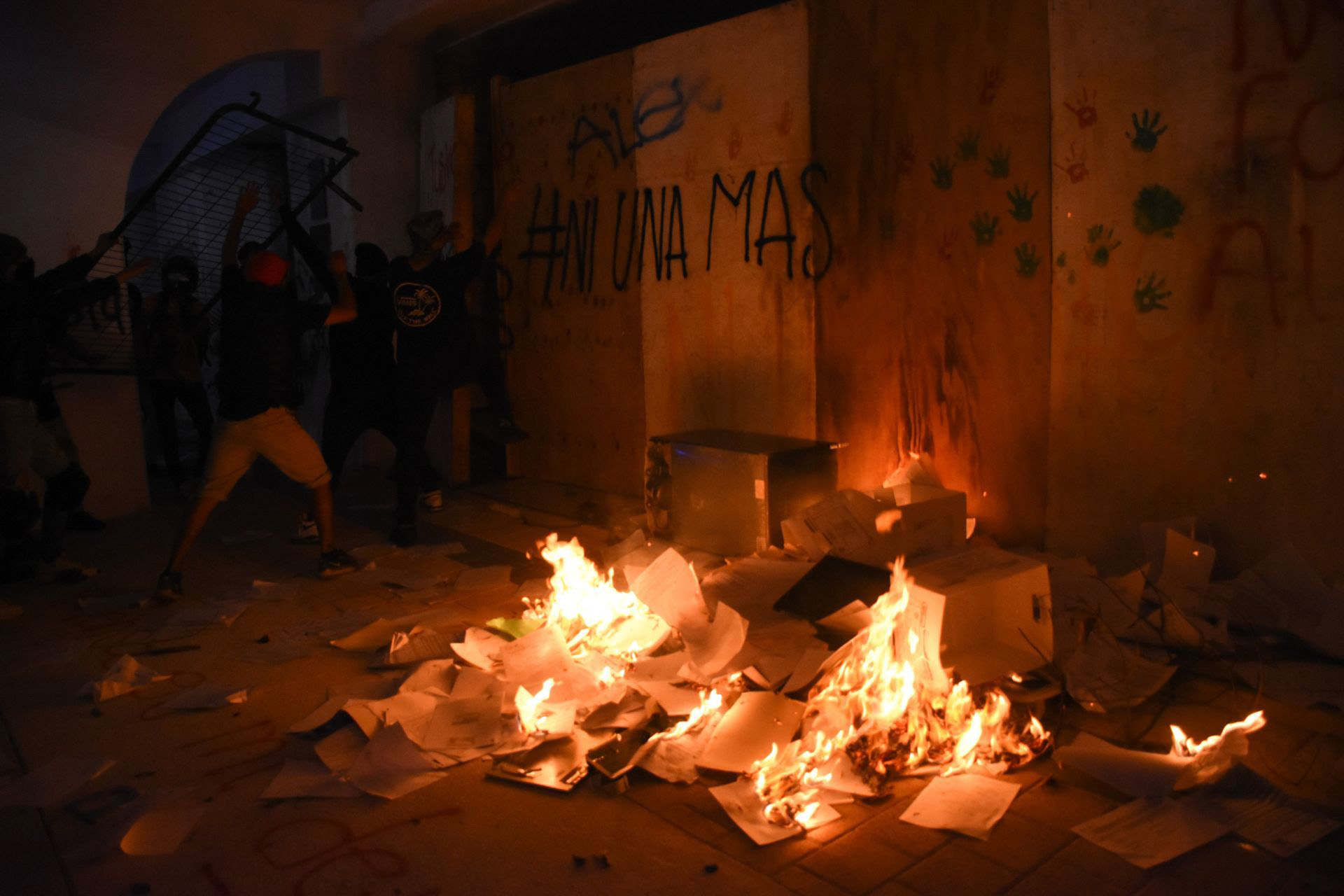 Cancún, Quintana Roo, 9 de noviembre de 2020. Familiares, amigos y mujeres realizaron una protesta en el Palacio Municipal de Cancún para protestar por el feminicidio de Vianca Alejandría, cuando los manifestantes empezaron hacer pintas y prender fuego a algunos policías municipales salieron a disparar.