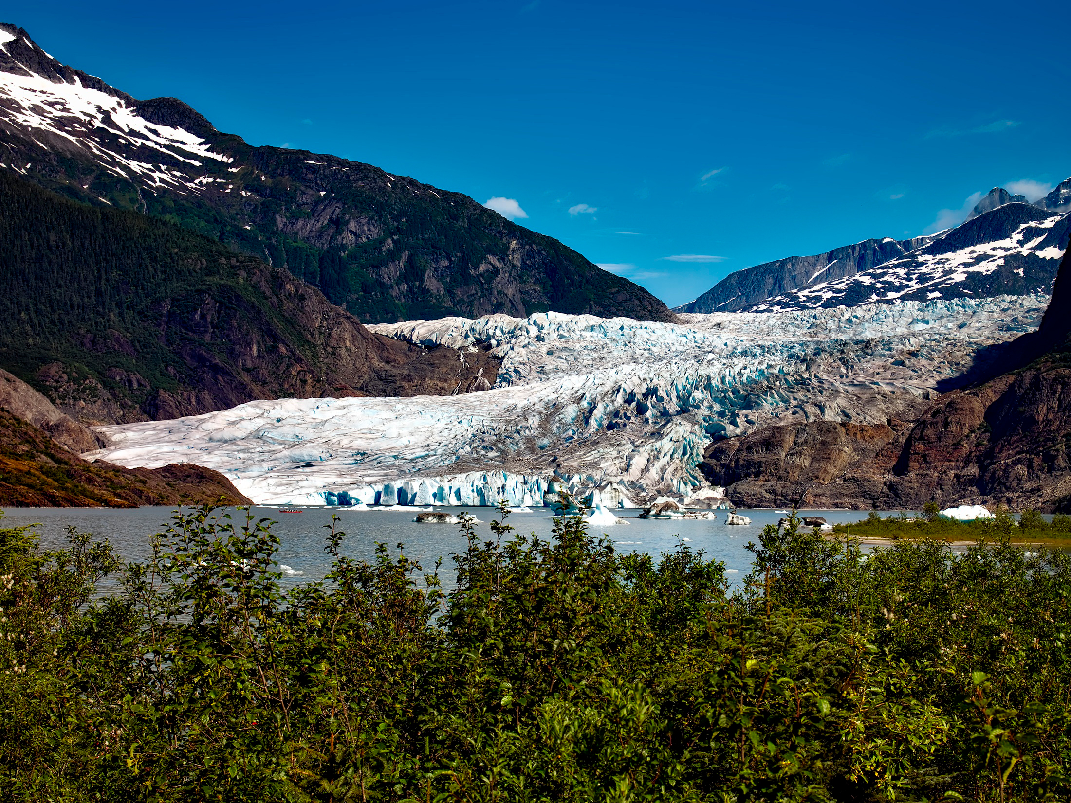 Este maravilloso glaciar ocupa unos 19 kilómetros del valle de Mendenhall, en Juneau, al sureste de Estados Unidos en el estado de Alaska
(Glaciar Mendenhall -  Visit Alaska)