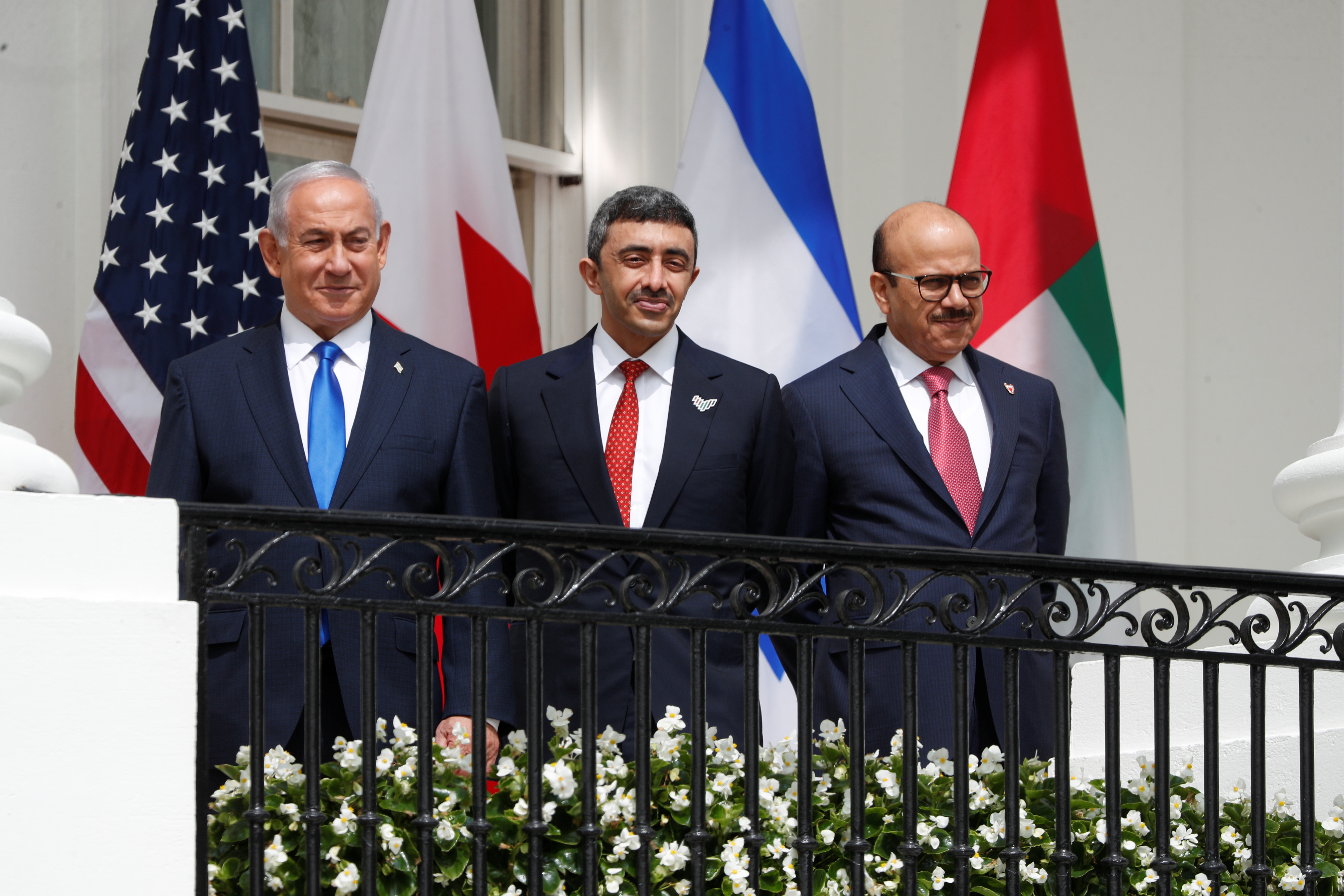 El ex primer ministro de Israel, Benjamin Netanyahu, junto al Canciller de Emiratos Árabes Unidos Abdullah bin Zayed y el ministro de Exteriores de Bahrein Abdullatif Al Zayani en la Casa Blanca, Washington, el 15 de septiembre de 2020 (Reuters)