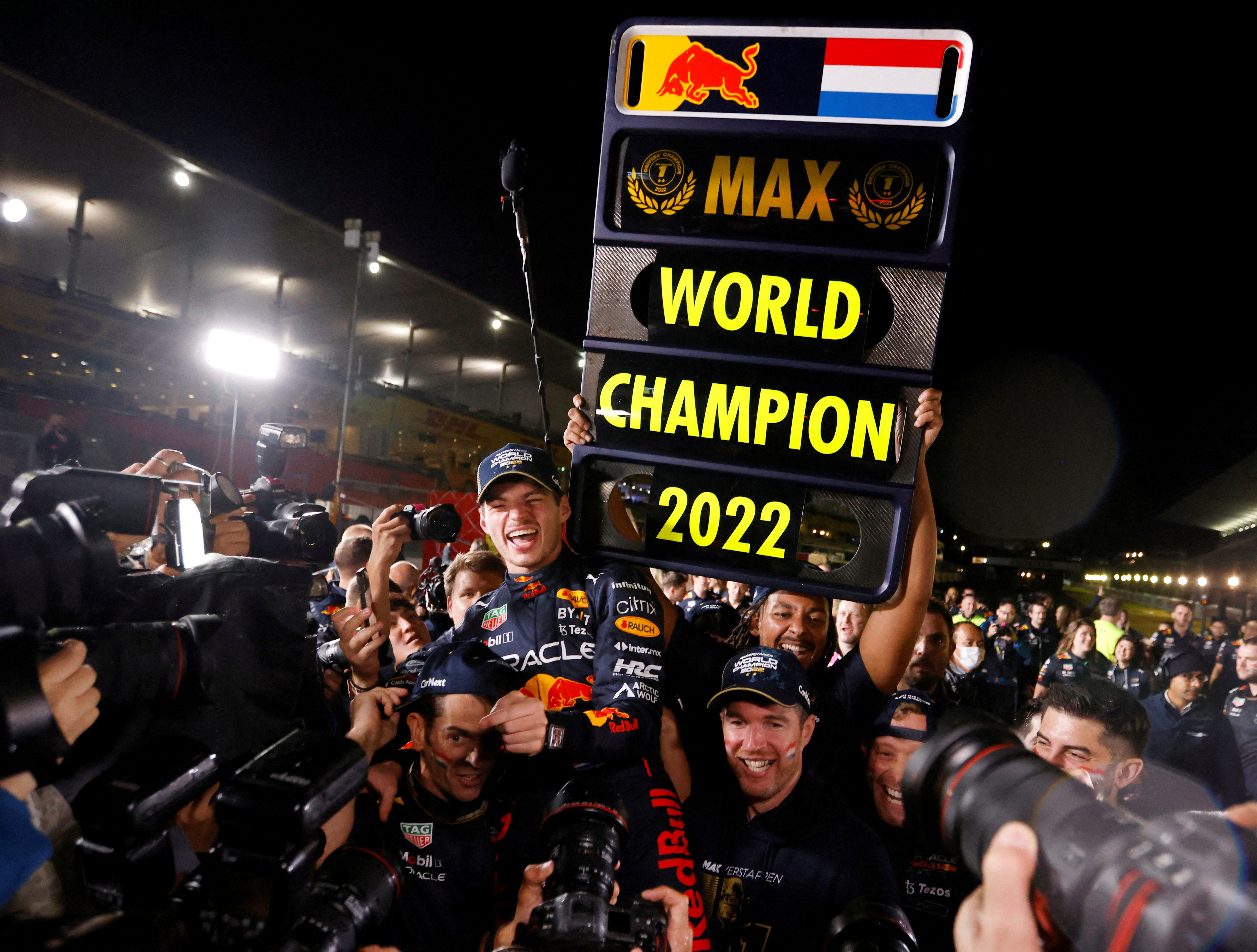 Max junto a la escudería y el cartel de "campeón 2022" de la F1 (REUTERS/Issei Kato)