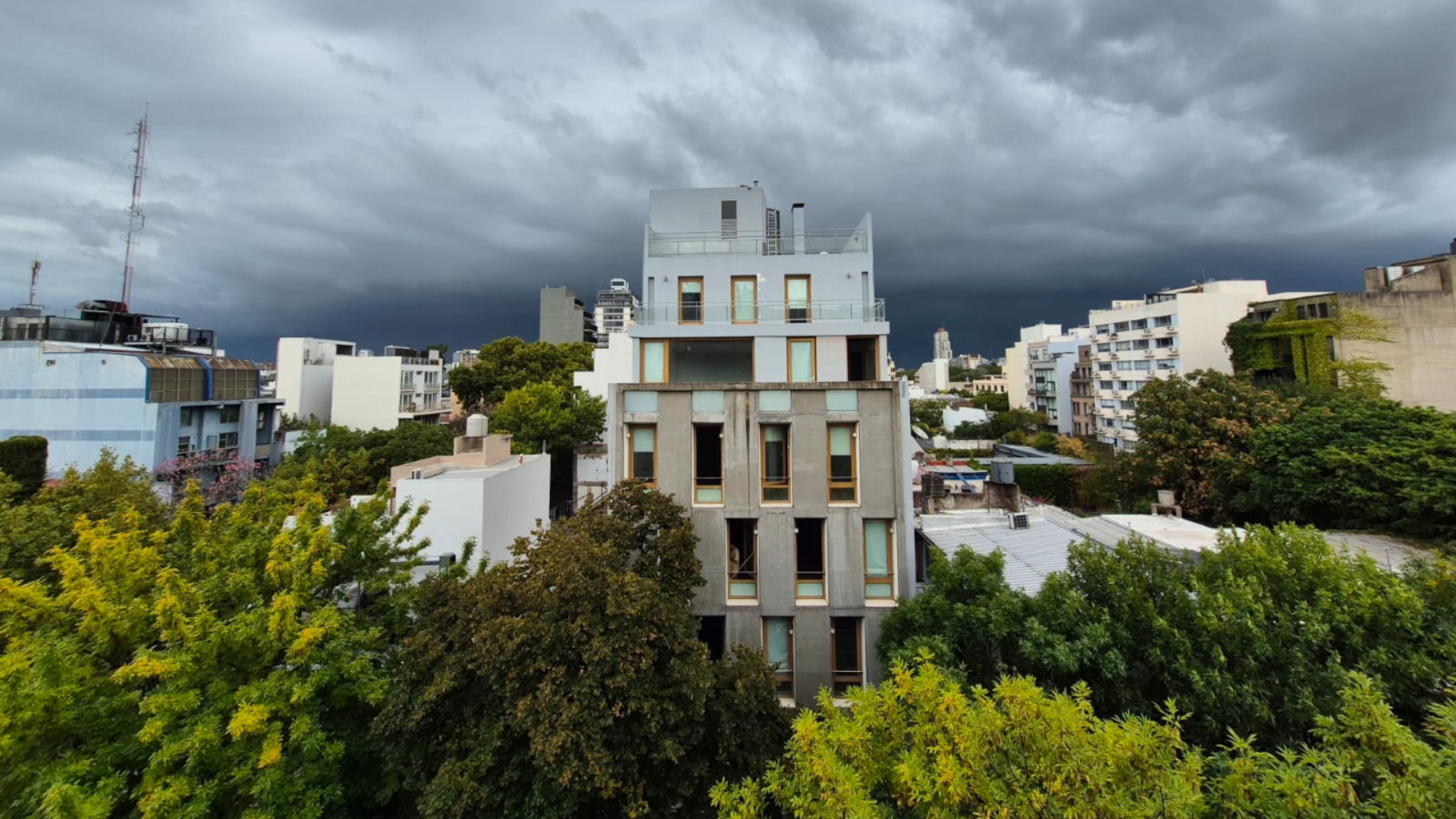 Bajan las temperaturas, pero siguen las lluvias: rigen alertas por tormentas en el AMBA y otras nueve provincias