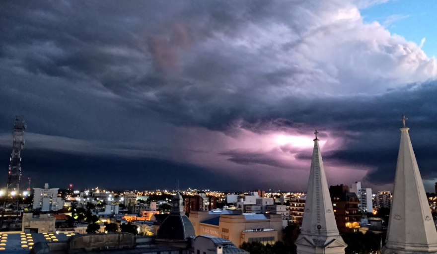 Secuestraron a un chofer en La Plata y usaron su camión para seguir con el raid delictivo