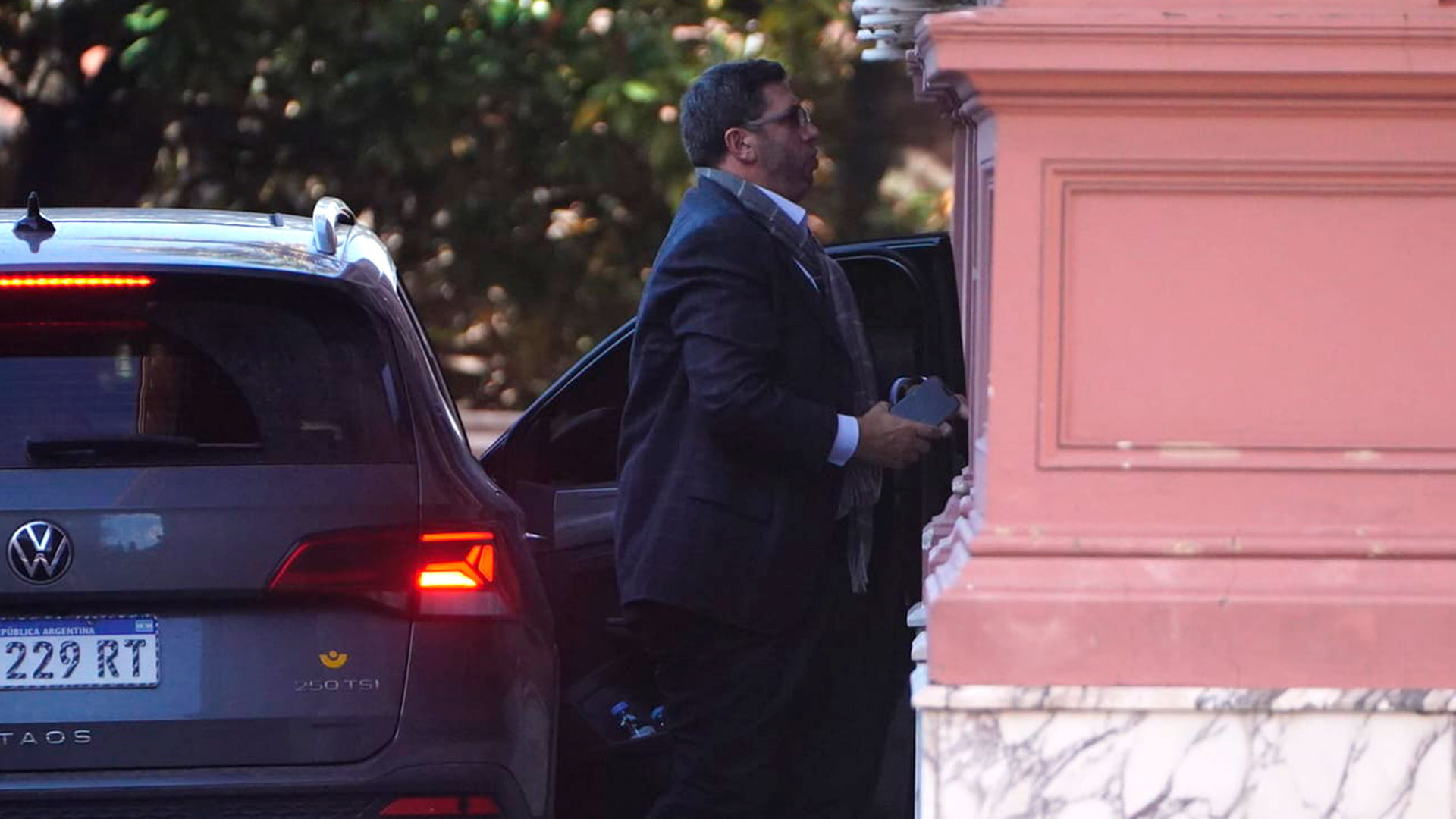 Juan Manuel Olmos entrando a Casa Rosada (Franco Fafasuli)