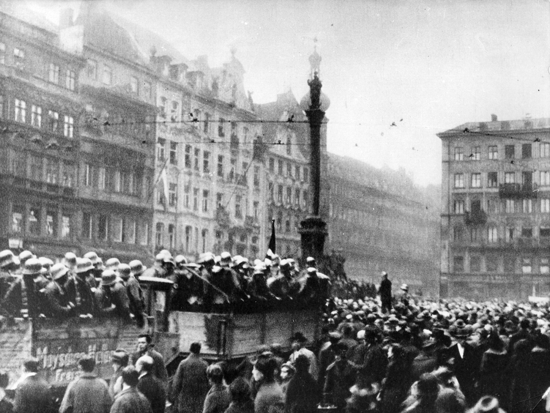 Los "Camisas Pardas" de las SA el 9 de noviembre de 1923 en la Marienplatz de Munich durante el intento de golpe de estado de Hitler  (Photo by Keystone/Getty Images)