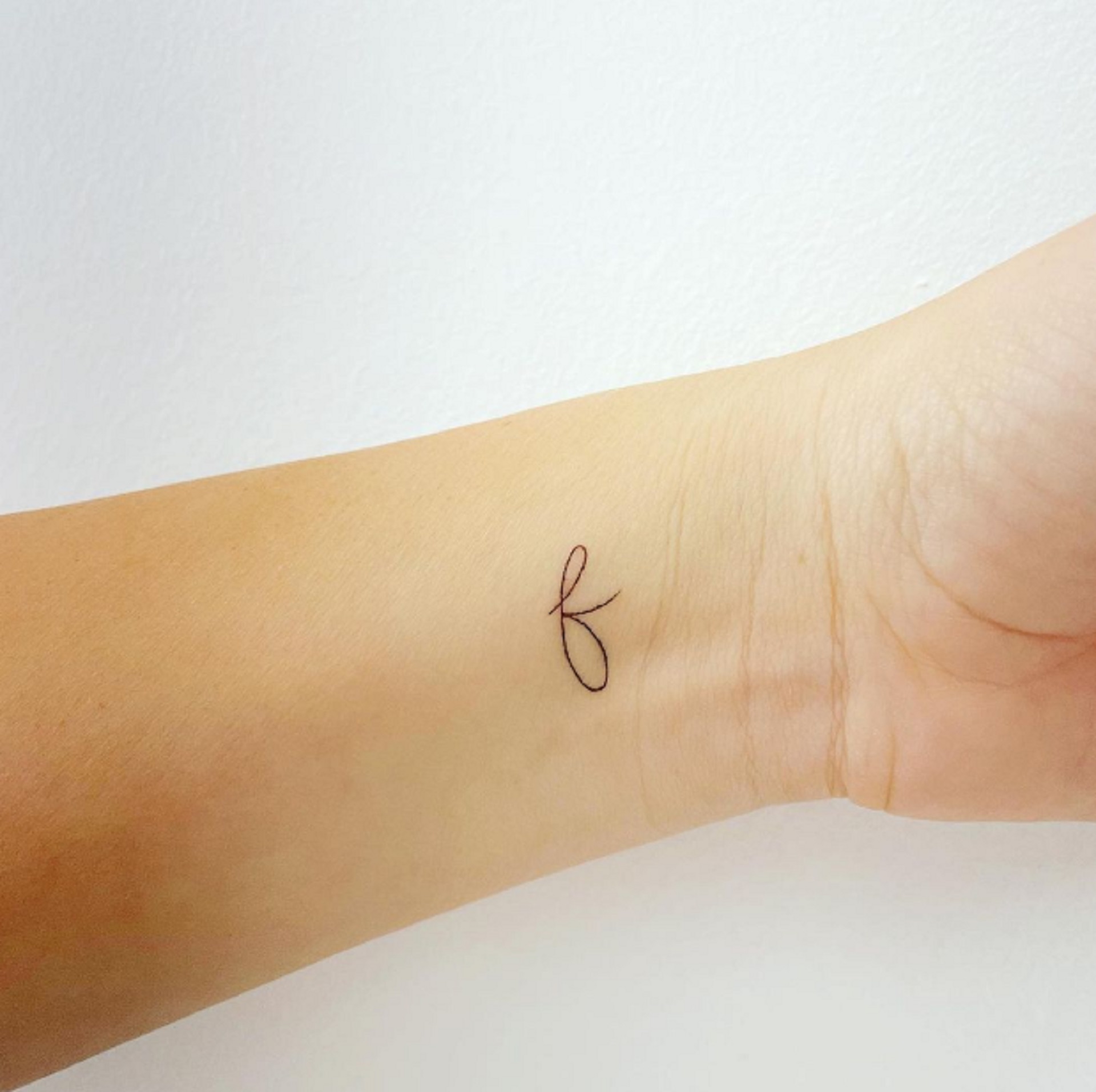 Laura Esquivel se tatuó la inicial de su novio
