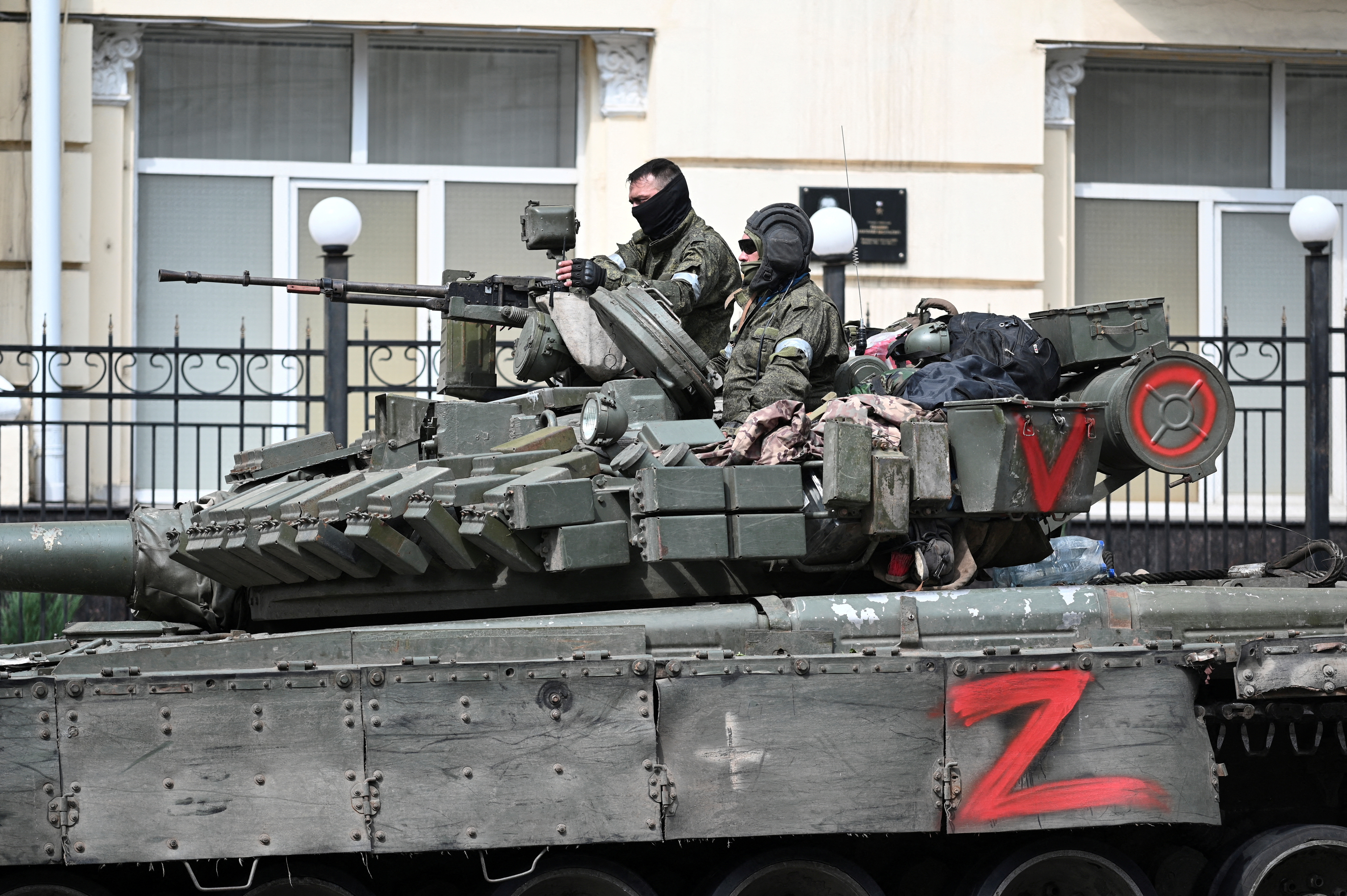 Combatientes del grupo mercenario privado Wagner son vistos encima de un vehículo blindado en una calle cerca de la sede del Distrito Militar del Sur en la ciudad de Rostov on Don el 24 de junio de 2023 (REUTERS/Stringer)