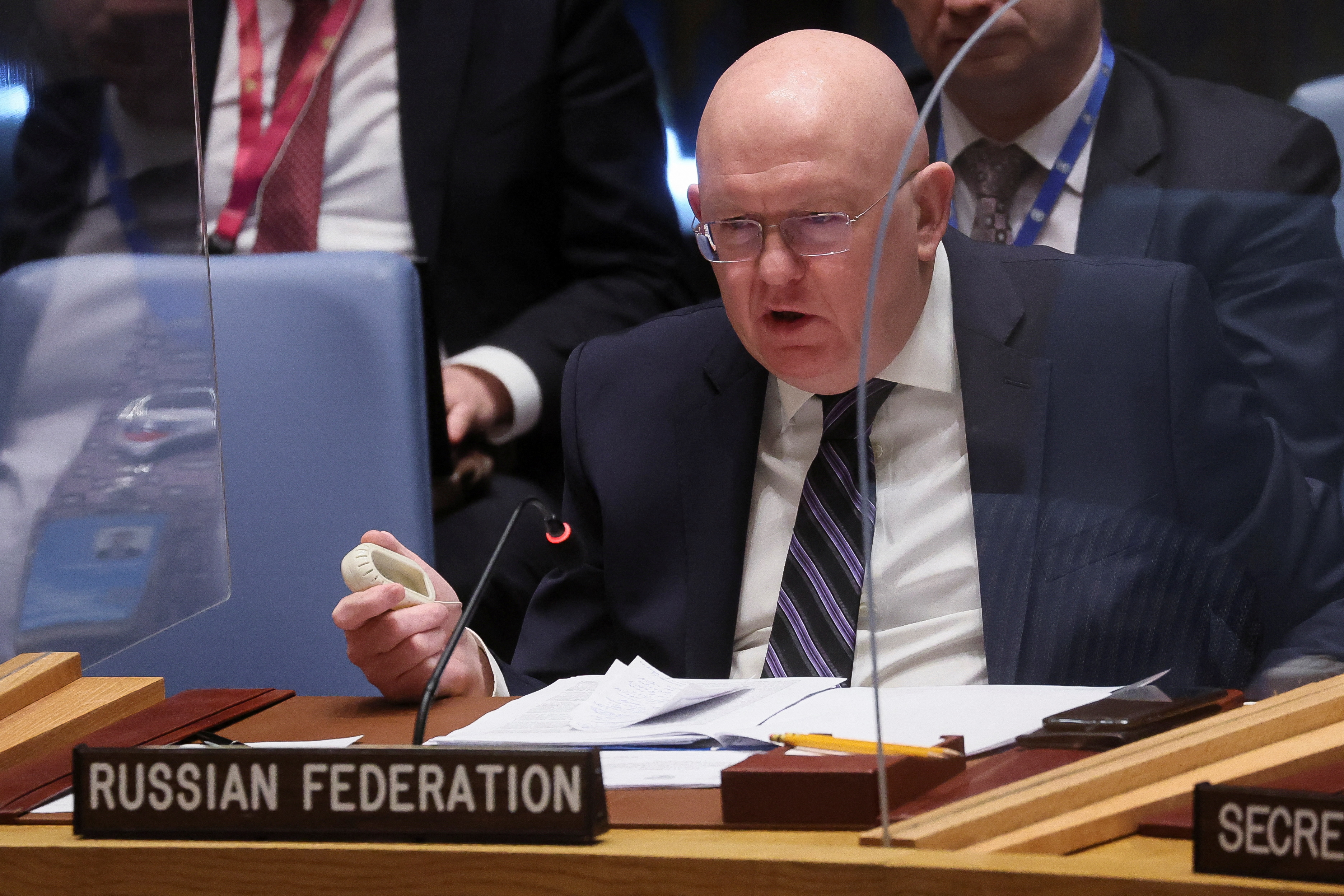 El representante de Rusia ante las Naciones Unidas, el embajador Vassily Nebenzia, habla durante una reunión del Consejo de Seguridad de las Naciones Unidas, en medio de la invasión rusa de Ucrania, en la sede de las Naciones Unidas en Nueva York, Nueva York, Estados Unidos, 18 de marzo de 2022. REUTERS/Brendan McDermid