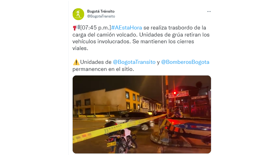 Luego del accidente provocado por la falla en los frenos del camión cargado con soda cáustica, se realizan los trabajos de transporte de la carga. Crédito: Twitter Bogotá Tránsito.