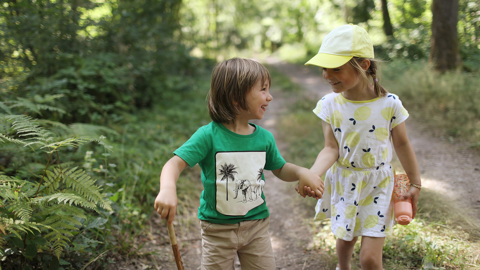 Investigadores de la Universidad de Columbia Británica señalaron que pasar tiempo en la naturaleza promueve el desarrollo de la primera infancia (Getty Images)