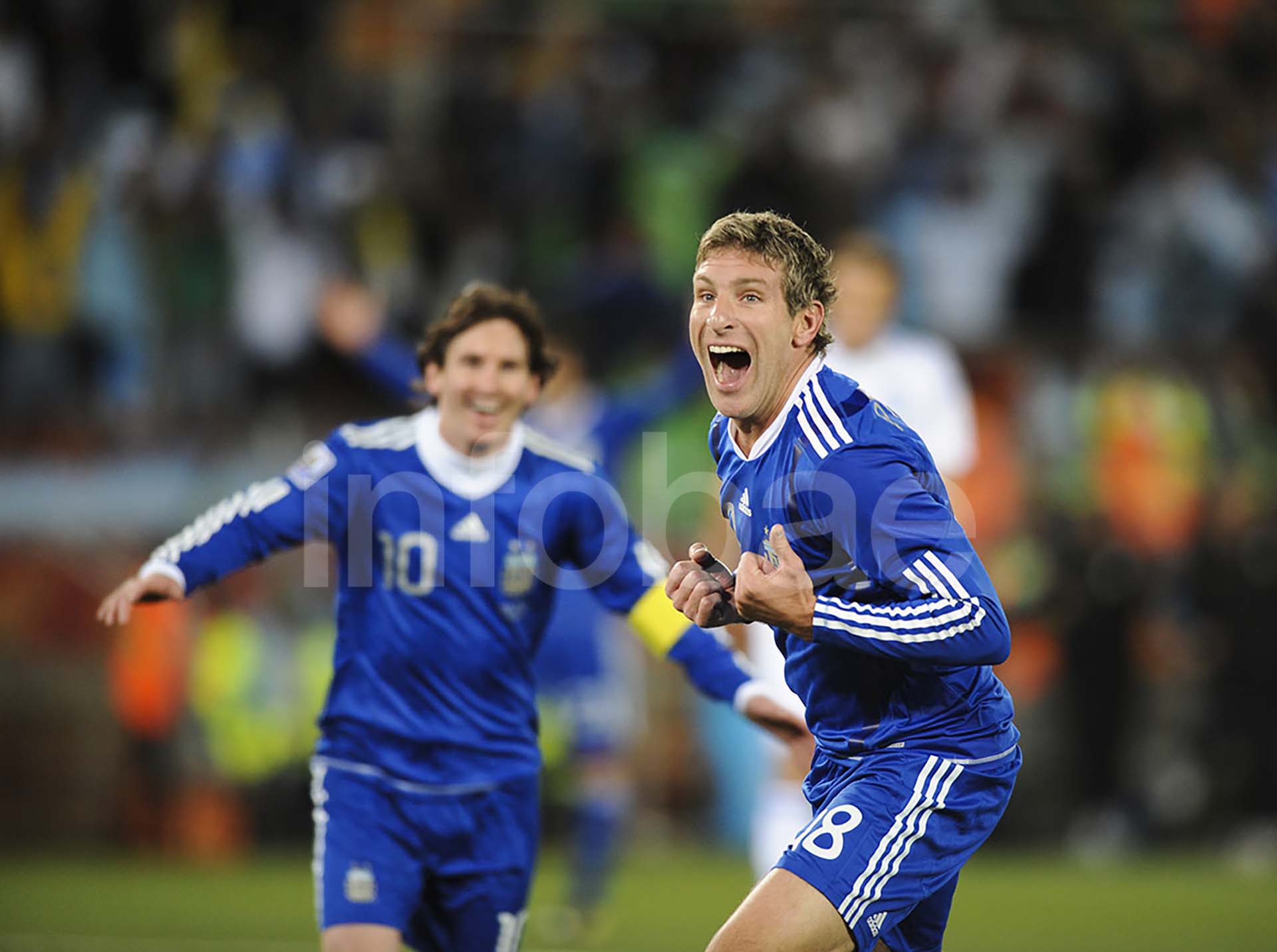 Martín Palermo festeja su gol ante Grecia en Sudáfrica 2010. Detrás, se suma un joven Lionel Messi