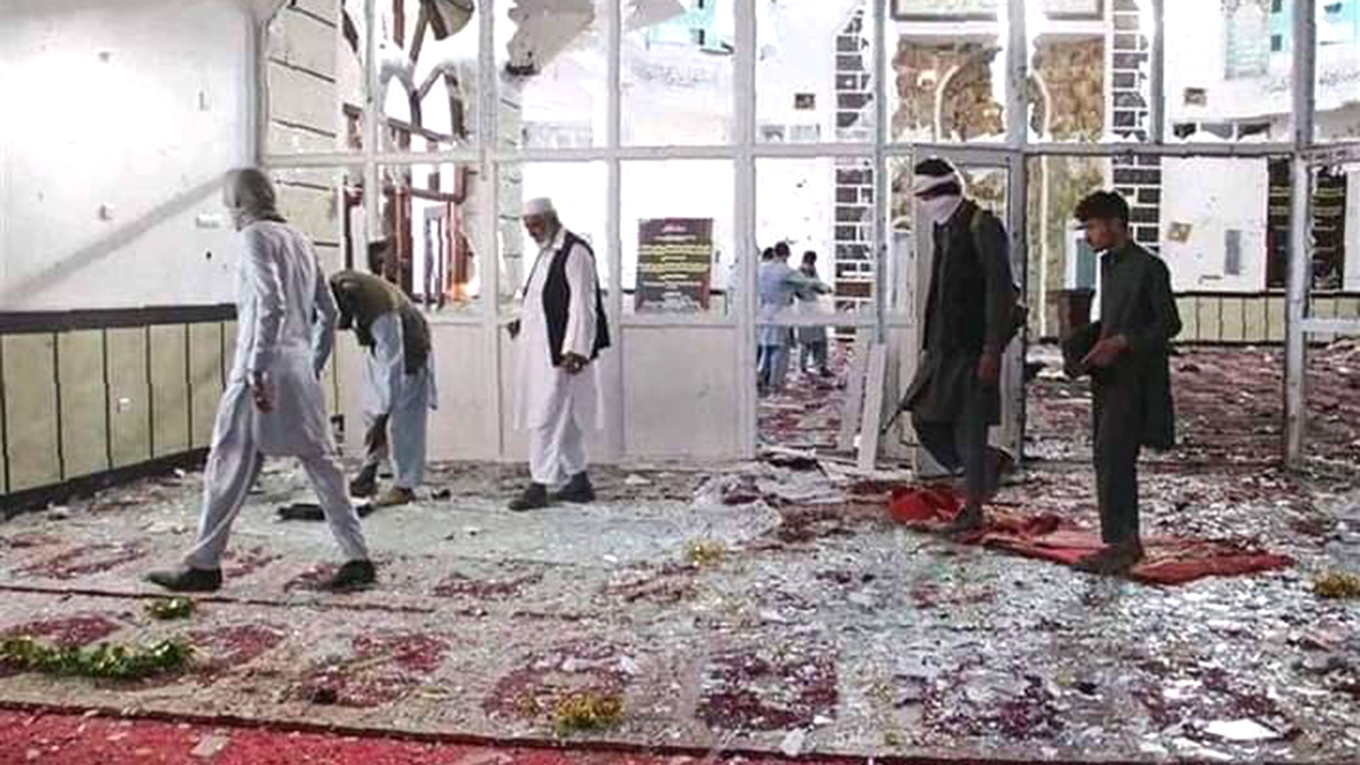 El atentado en la mezquita de la provincia de Nangarhar, al este de Afganistán (@ashershahir)
