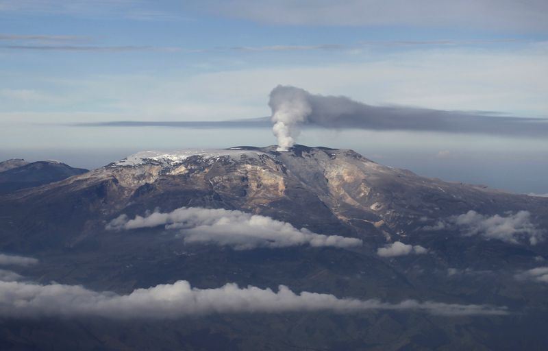 Foto de archivo. Una vista aérea del volcán Nevado del Ruiz ubicado entre los departamentos de Caldas y Tolima, Colombia, 10 de abril, 2013. REUTERS/John Vizcaino