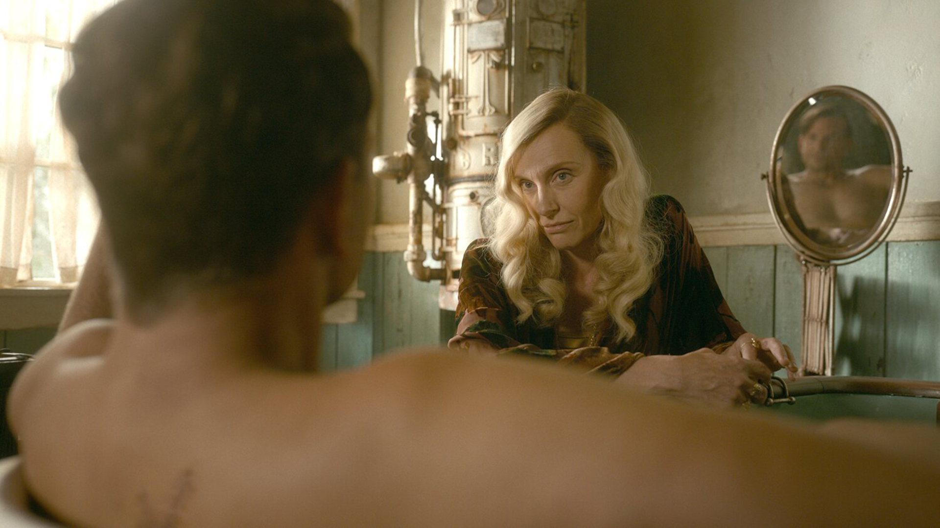 Bradley Cooper y Toni Collette en una escena de "Nightmare Alley’