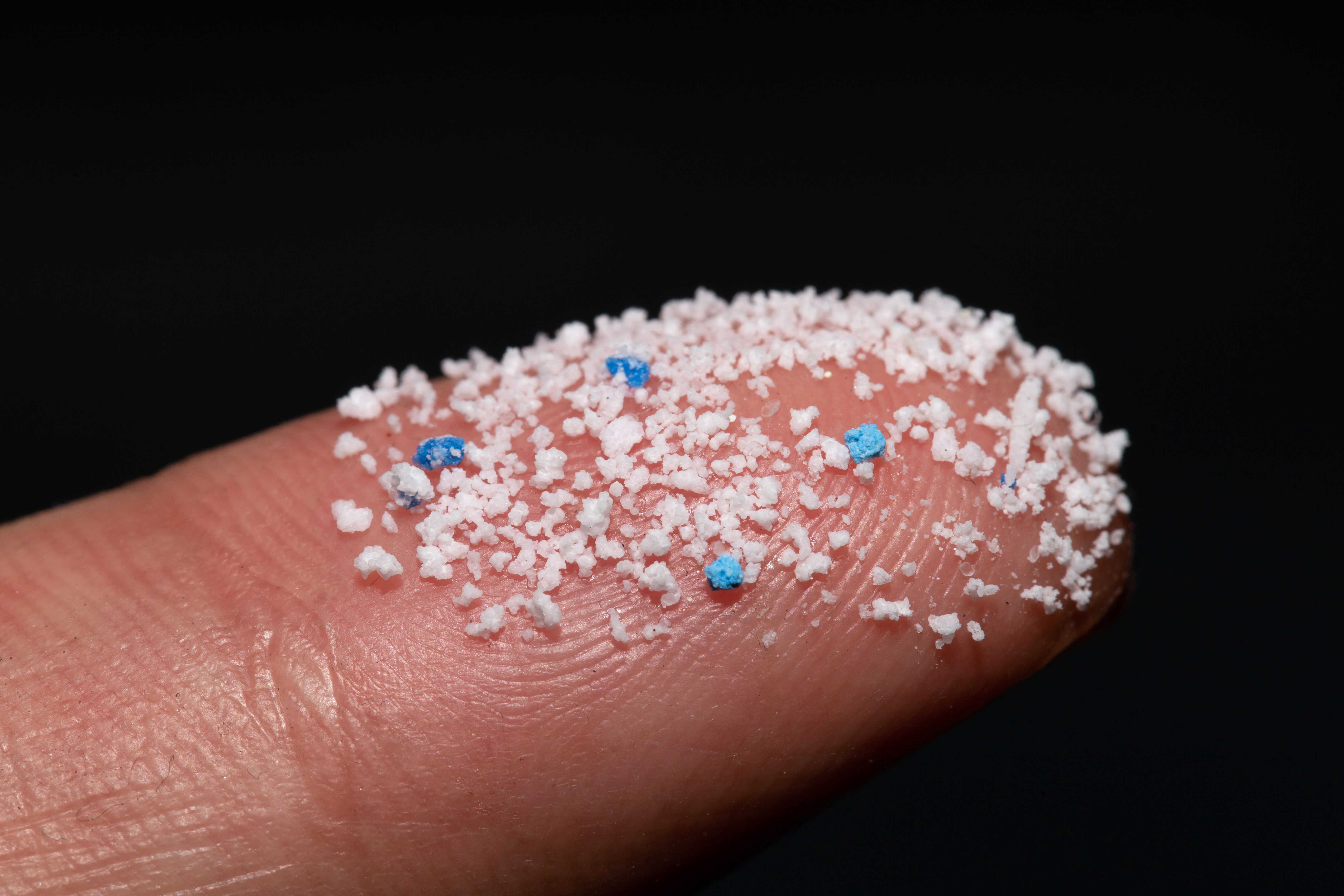 Los microplásticos son pequeñas piezas de plástico tan diminutas que pueden medir 5 mm de diámetro 