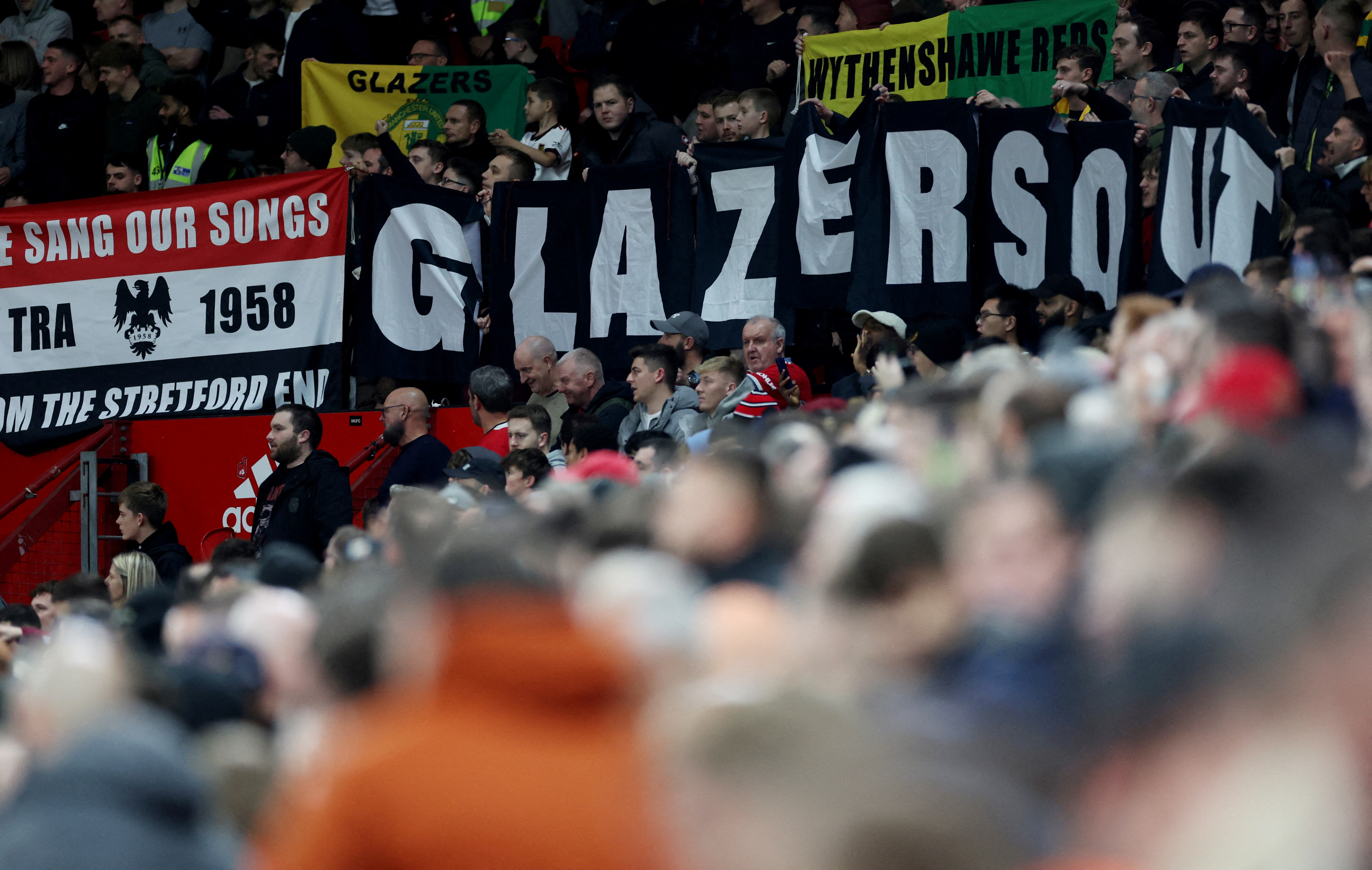Los fanáticos se manifestaron en contra de los actuales propietarios del club (Reuters)