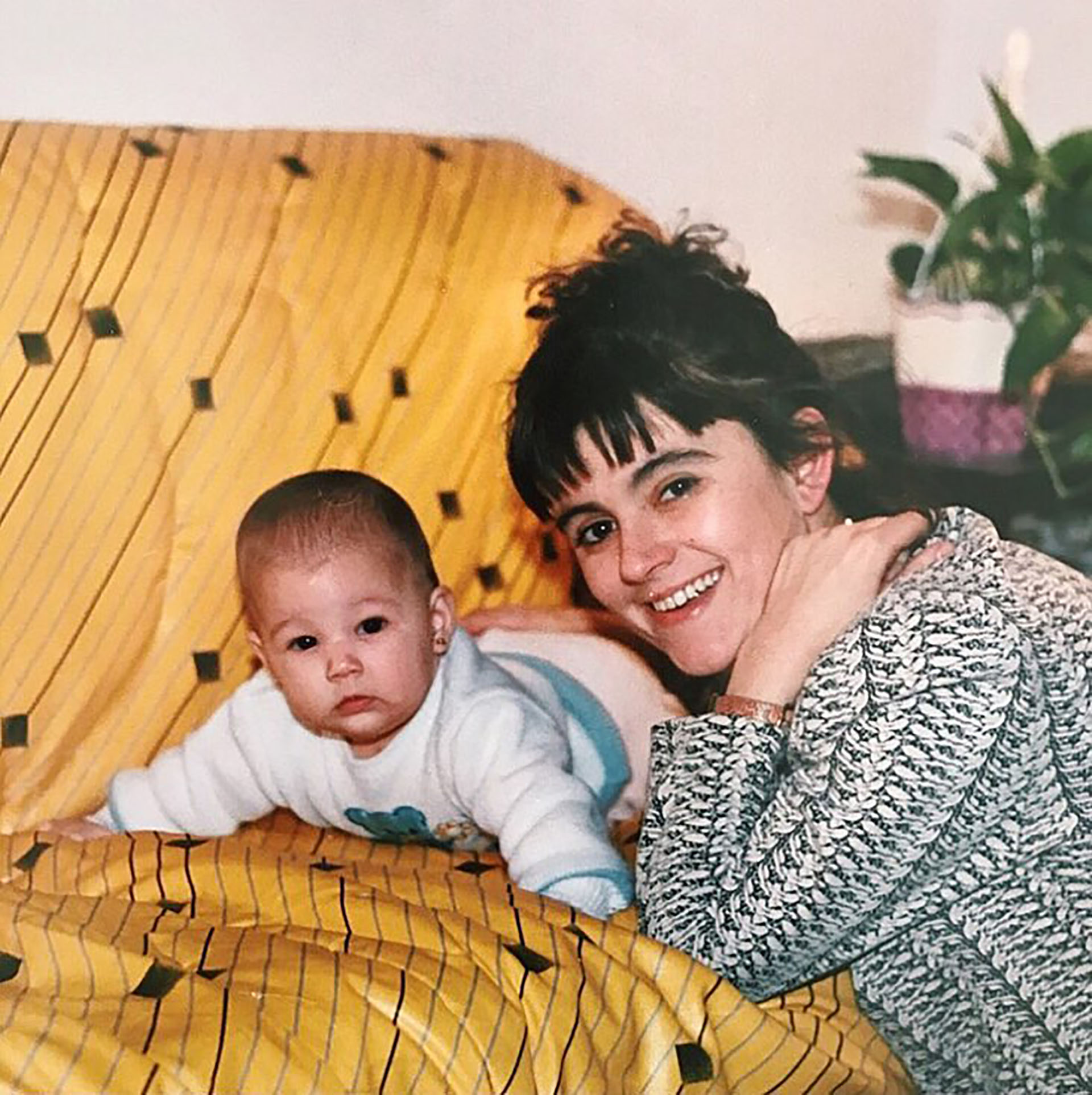 Úrsula Corberó y su mamá, cuando ella apenas era una bebé (Foto: Instagram)