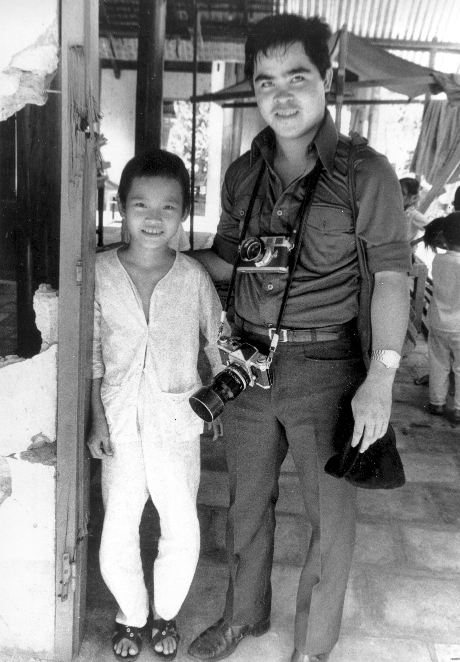 Phan Thi Kim Phuc y el fotógrafo de AP Nick Ut en 1973, cuando él fue a visitar a la niña que había fotografiado en medio del horror un año antes (AP Photo)