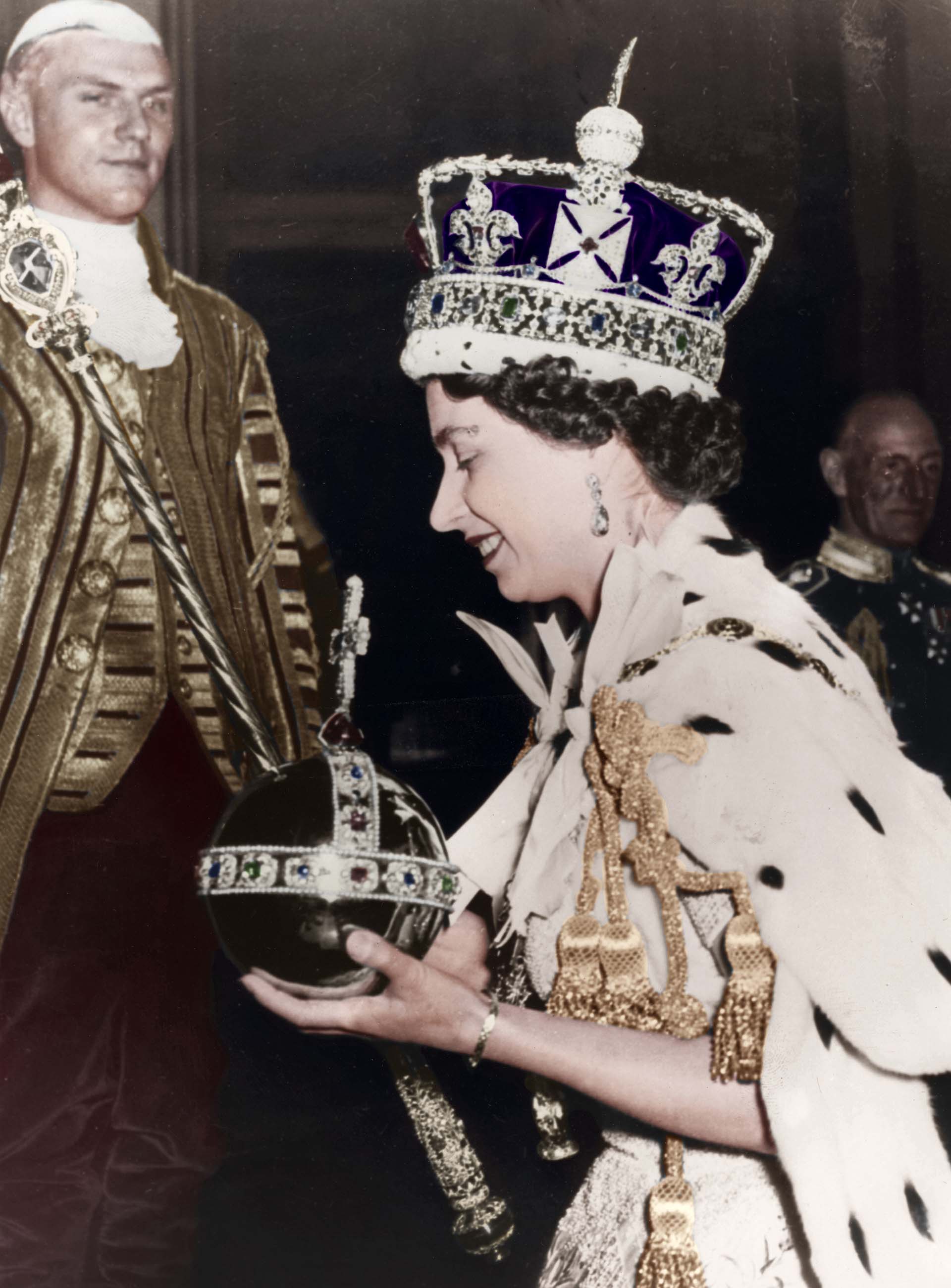 Reina Isabel II regresando al Palacio de Buckingham después de su coronación en la Abadía de Westminster, Londres, Junio de 1953. (FOTO: The Print Collector/Print Collector/Getty Images)