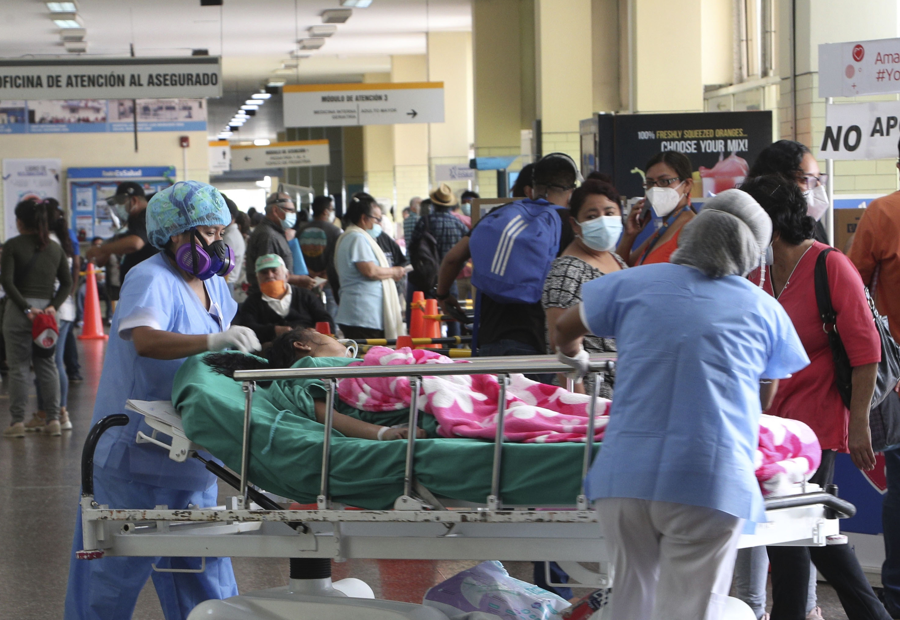 Traslado de pacientes en el hospital Alberto Sabogal, en el Callao (AP)