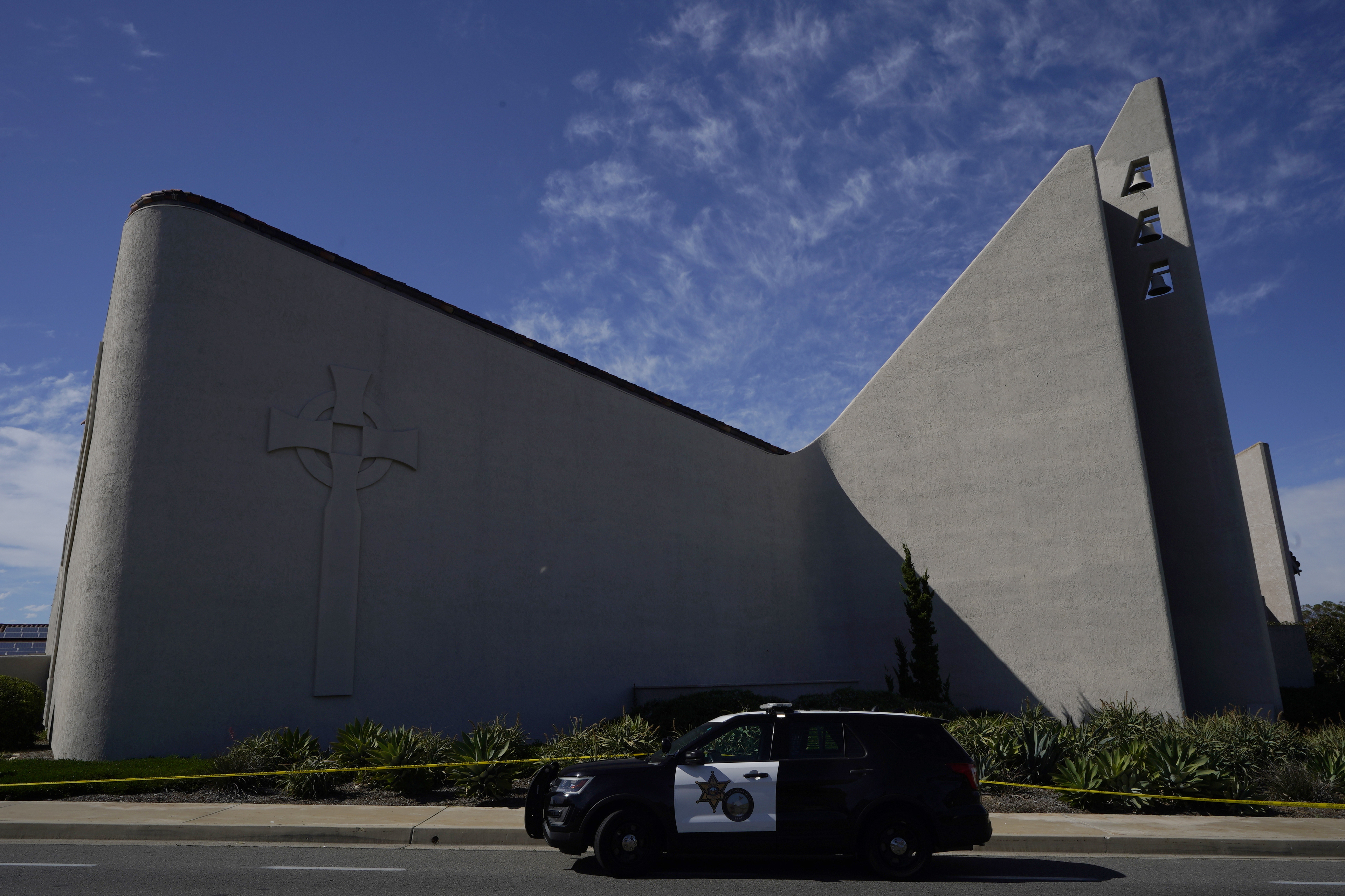Se ve un vehículo de patrulla afuera de la Iglesia Presbiteriana de Ginebra en Laguna Woods, California, después de un tiroteo fatal (Foto AP/Damián Dovarganes)