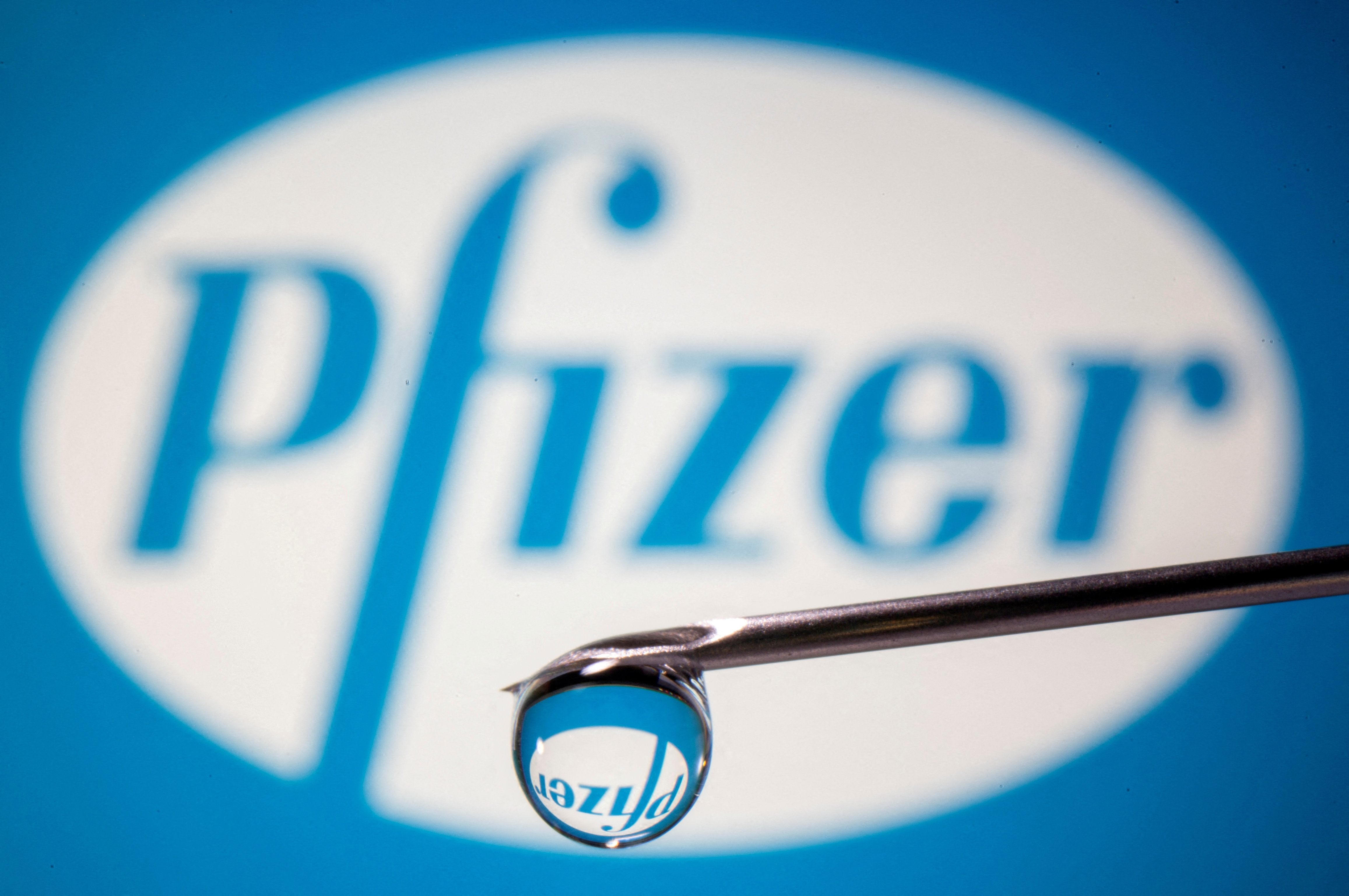 Pfizer obtuvo la aprobación de la FDA de su vacuna contra el VSR, luego de que GSK lo lograra en mayor (REUTERS/Dado Ruvic/Illustration/File Photo/File Photo/File Photo)